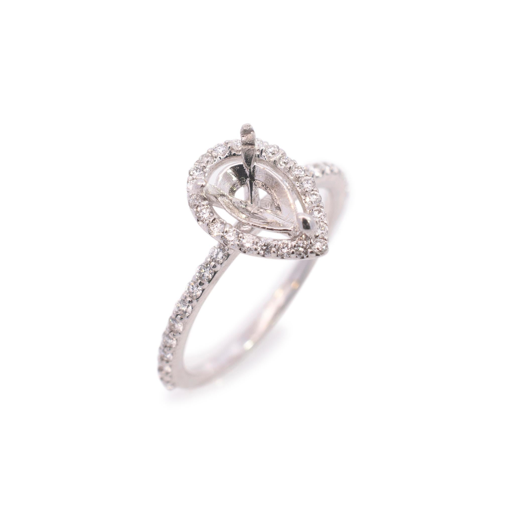 Eine Damen maßgeschneiderte polierte Rhodium plattiert 18K Weißgold, Diamant Engagement, Halo, Semi-Mount-Ring mit einem halben runden Schaft. Der Ring hat die Größe 5,75 und misst ungefähr 6,35 mm, verjüngt sich auf 1,50 mm in der Breite und hat