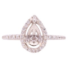 Damen-Verlobungsring aus 18 Karat Weißgold mit birnenförmigem Halo-Diamant in Halbfassung