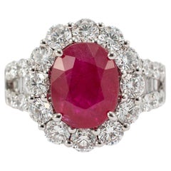 Anillo de cóctel de oro blanco de 18 quilates con halo de rubíes y diamantes