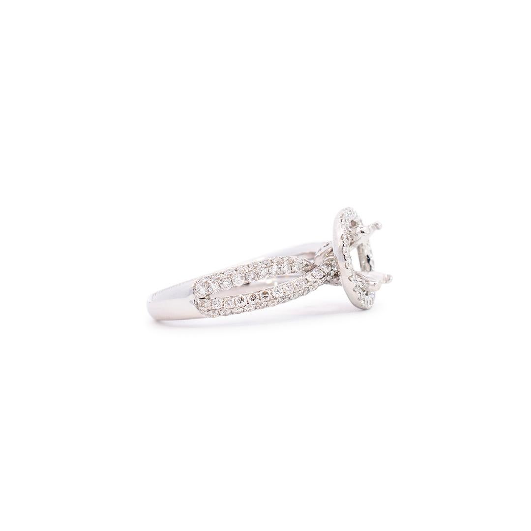 Taille ronde Bague de fiançailles pour dames en or blanc 18K avec halo de diamants en demi-monture en vente