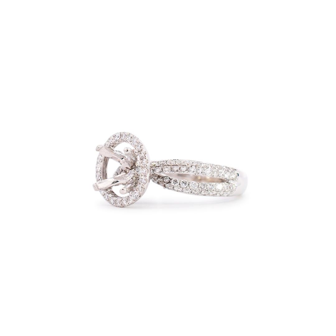 Bague de fiançailles pour dames en or blanc 18K avec halo de diamants en demi-monture en vente 1
