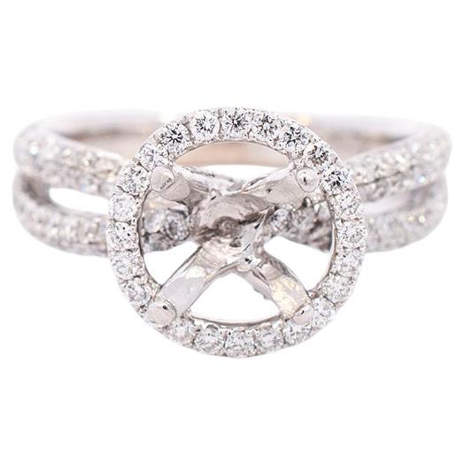 Bague de fiançailles pour dames en or blanc 18K avec halo de diamants en demi-monture en vente