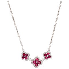Collier pendentif pour femmes en or blanc 18 carats à trois fleurs, rubis et diamants