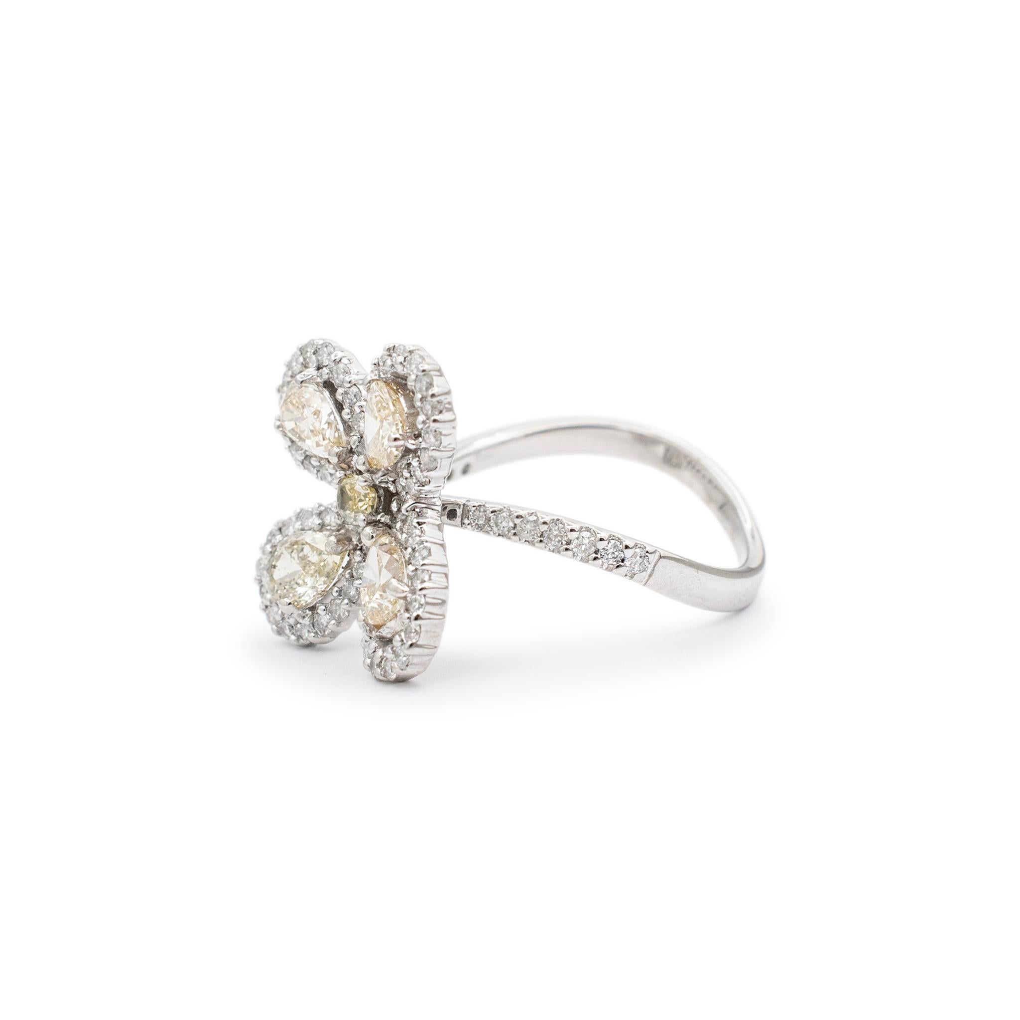 Anillo de cóctel de diamantes amarillos de fantasía con vástago trenzado de oro blanco de 18 quilates para mujeres Corte cojín en venta