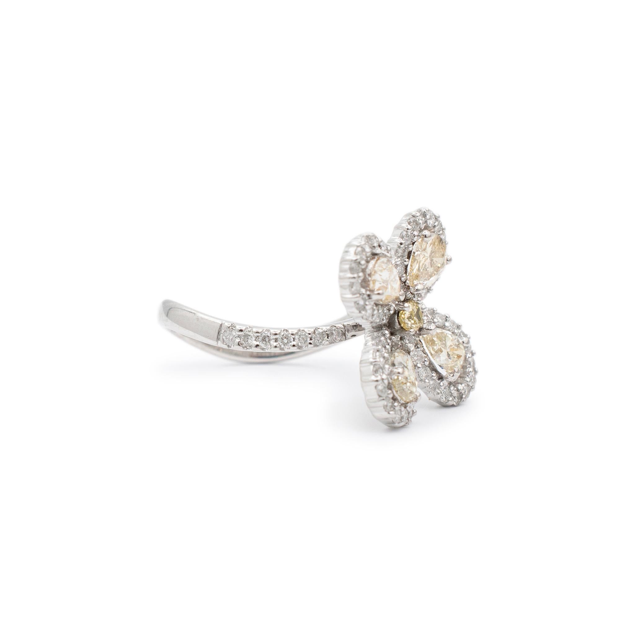 Anillo de cóctel de diamantes amarillos de fantasía con vástago trenzado de oro blanco de 18 quilates para mujeres en Excelente estado para la venta en Houston, TX