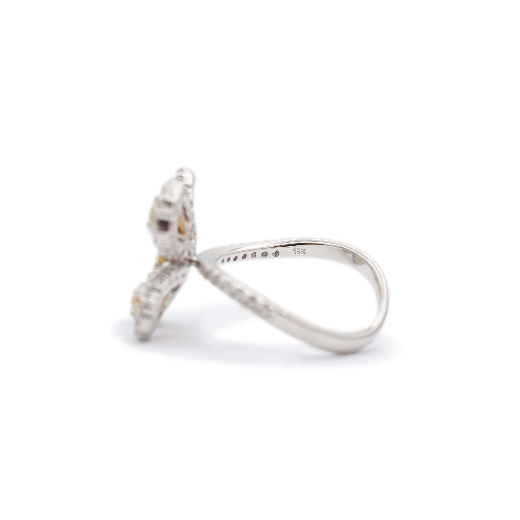 Anillo de cóctel de diamantes amarillos de fantasía con vástago trenzado de oro blanco de 18 quilates para mujeres en venta 1