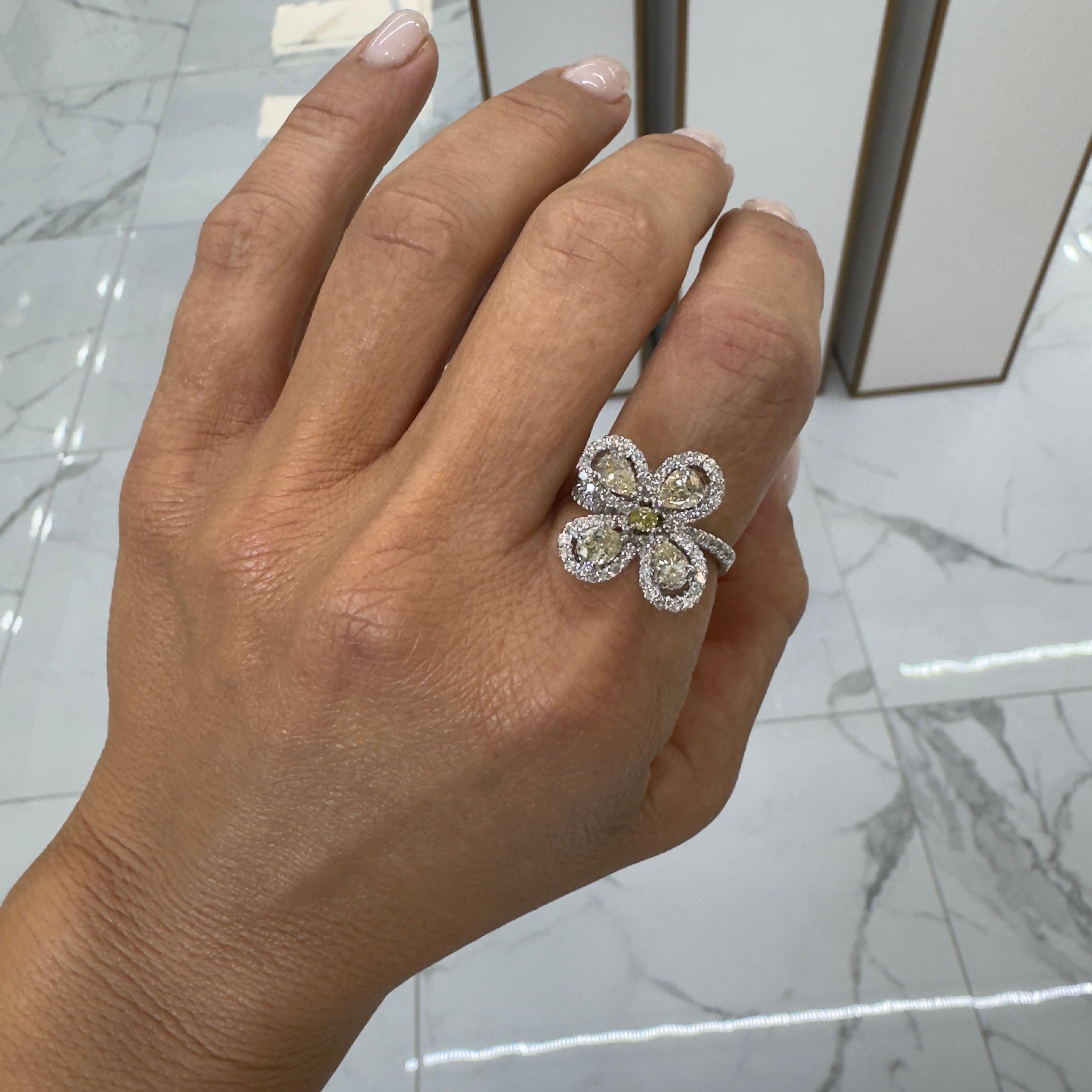 Anillo de cóctel de diamantes amarillos de fantasía con vástago trenzado de oro blanco de 18 quilates para mujeres en venta 2