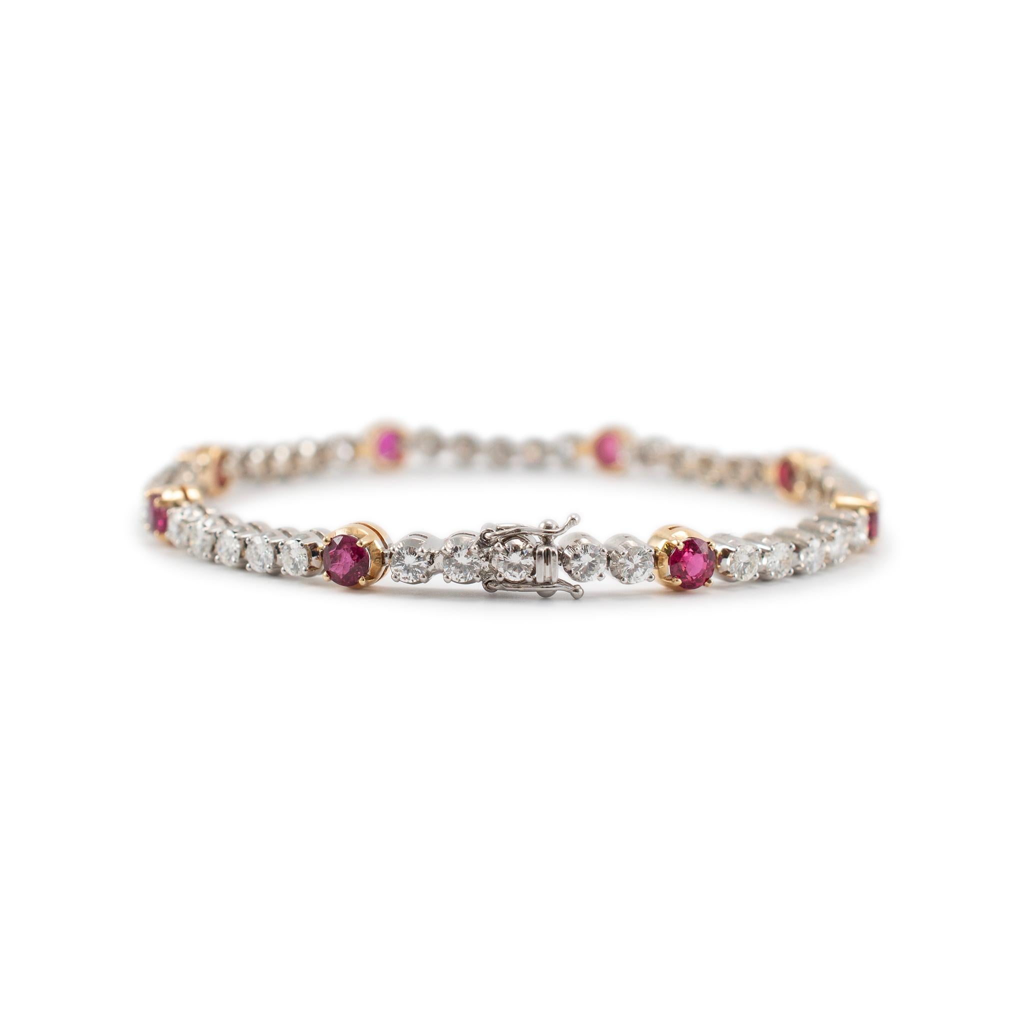 Genere: Donna

Tipo di metallo:Oro bianco e giallo 18 carati

Lunghezza: 6,75 pollici

Larghezza: 4.70 mm

Peso: 11,90 grammi

Bracciale tennis da donna in oro bianco e giallo 18 carati, diamanti e zaffiri. Il metallo è stato testato ed è risultato