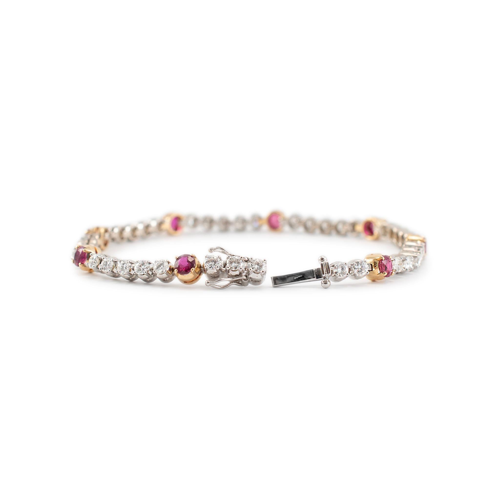 Taglio rotondo Bracciale tennis da donna in oro bianco e giallo 18 carati con diamanti e zaffiri rosa in vendita
