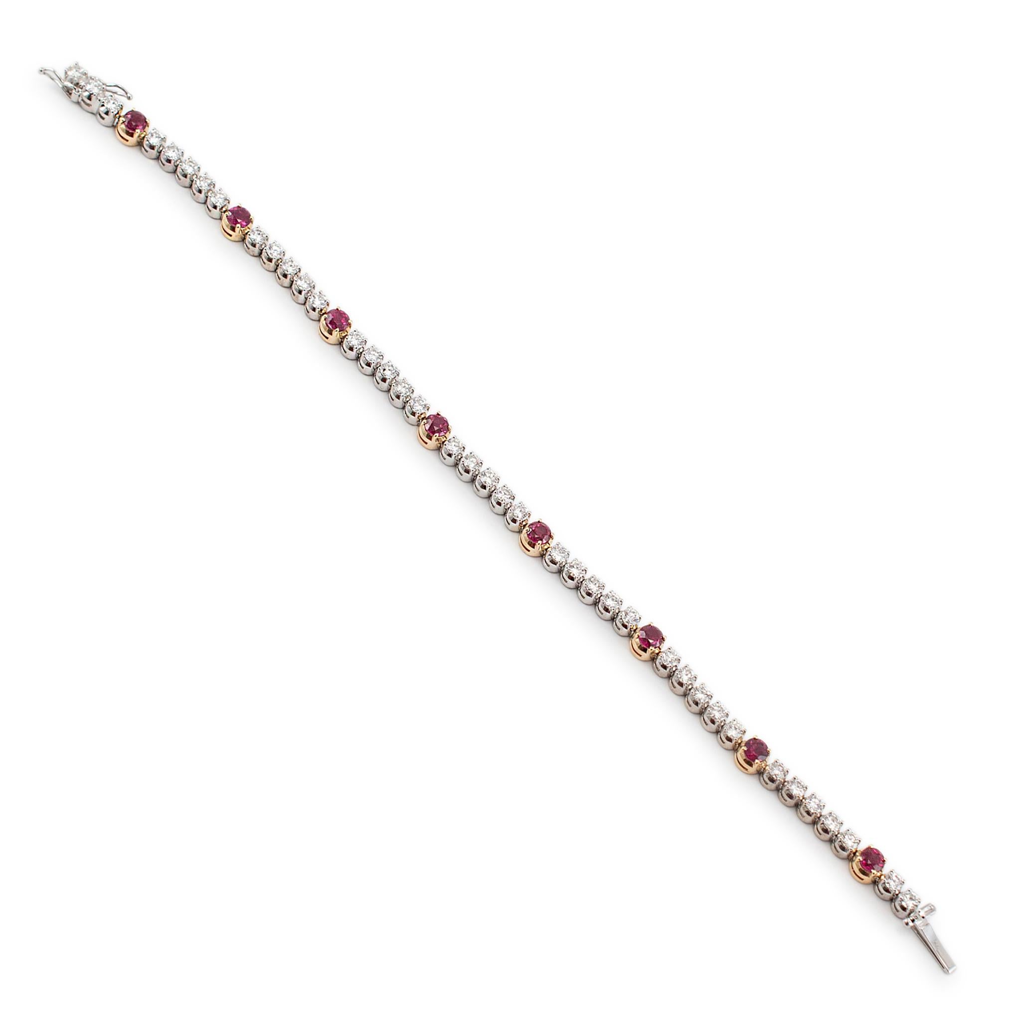 Bracciale tennis da donna in oro bianco e giallo 18 carati con diamanti e zaffiri rosa In condizioni ottime in vendita a Houston, TX