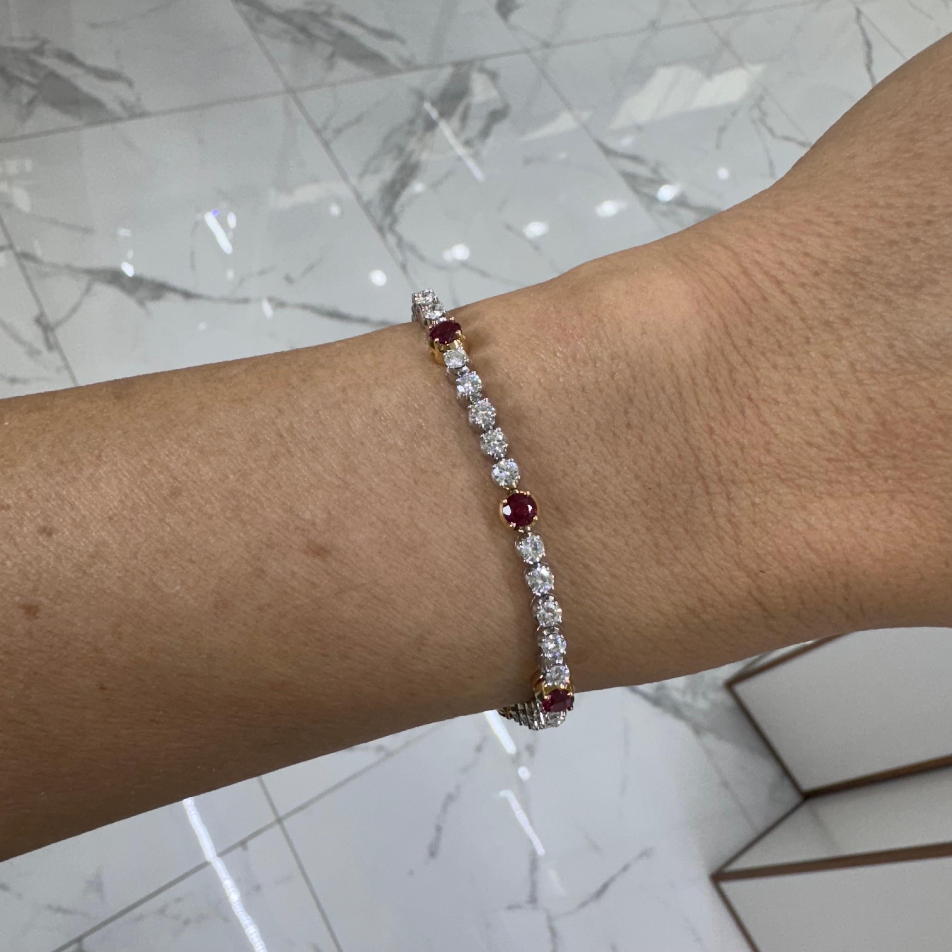 Bracciale tennis da donna in oro bianco e giallo 18 carati con diamanti e zaffiri rosa in vendita 1
