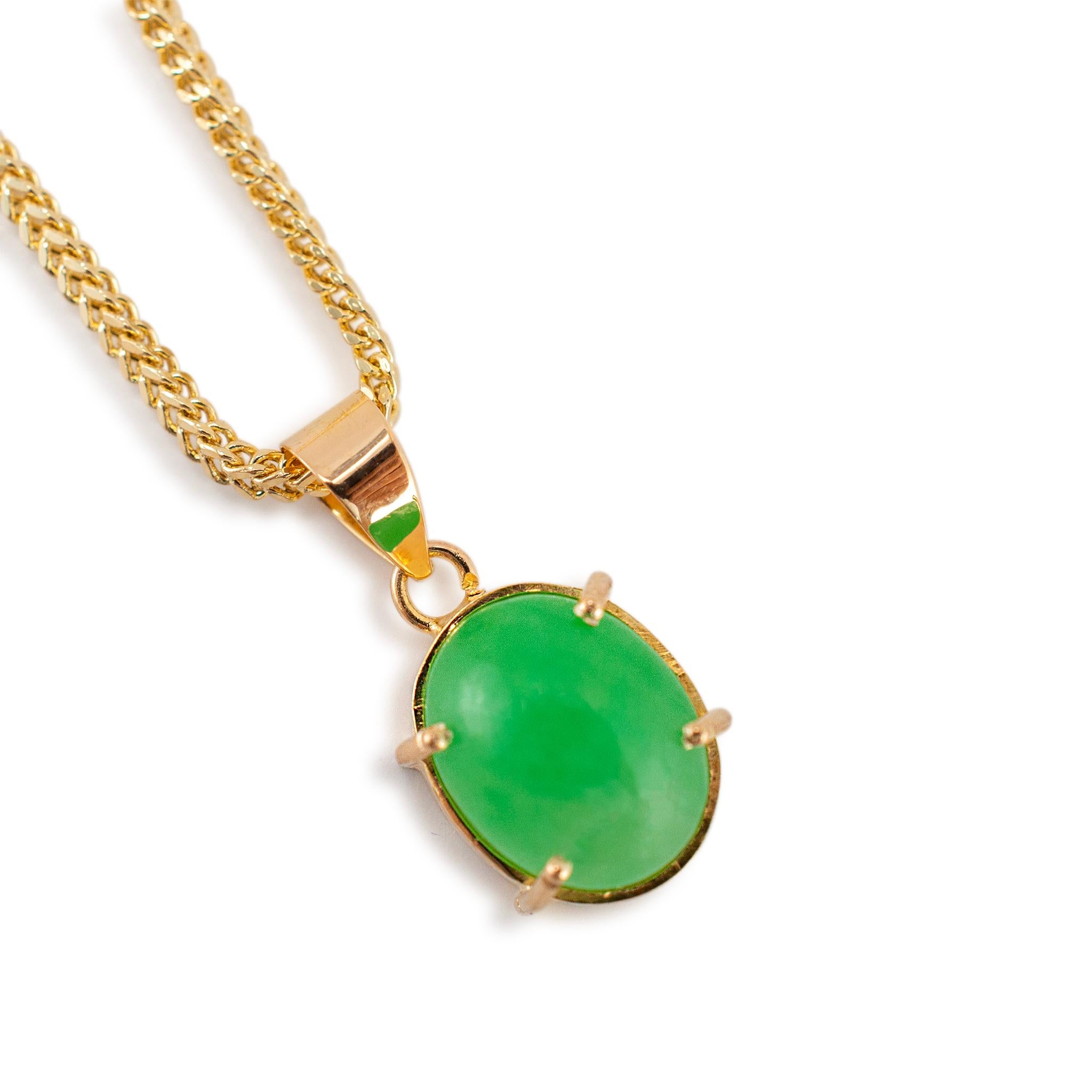 Taglio ovale Ladies 18K Yellow Gold Cabochon Oval Emerald Solitaire Pendant Necklace in vendita