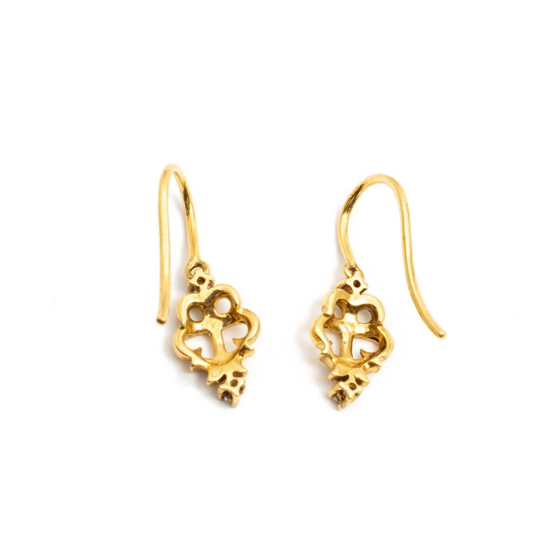 Une paire de boucles d'oreilles vintage en or jaune 18 carats, avec diamants, pour femme. Les boucles d'oreilles mesurent environ 1,00 pouce de long sur 8,20mm de diamètre et pèsent au total 2,60 grammes. En parfait état.

Serti à la main en or