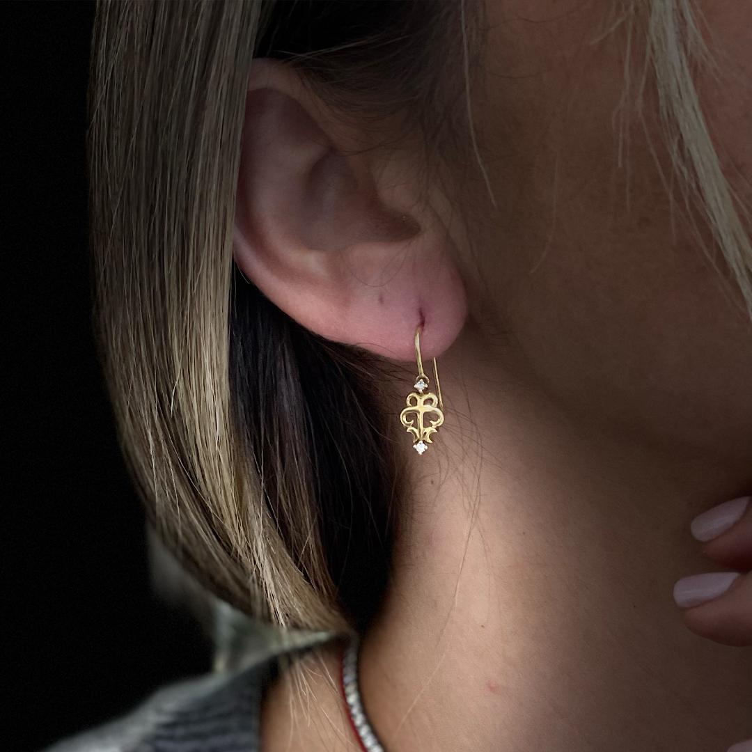 Ladies 18K Yellow Gold Diamond Dangle Earrings For Sale 1