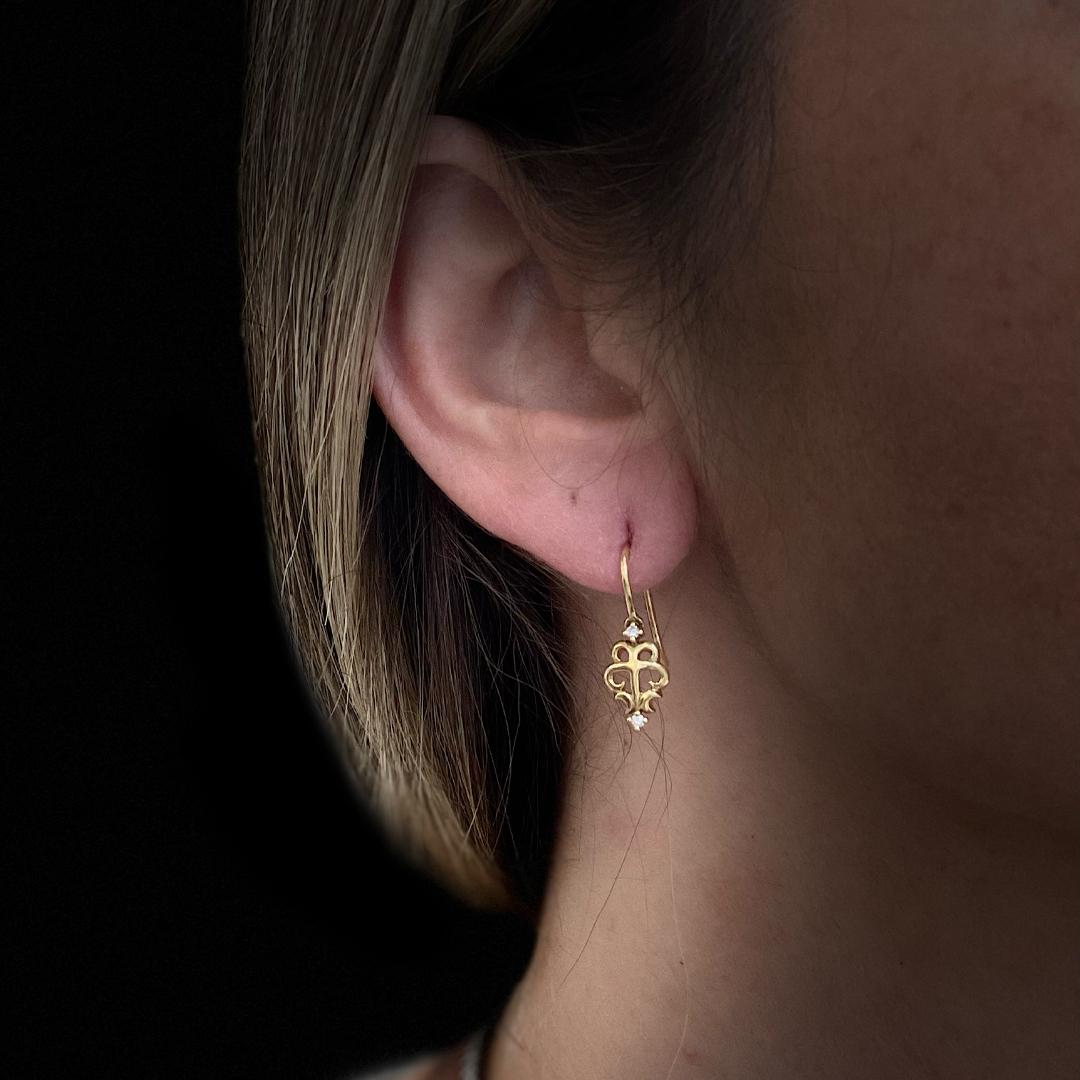 Boucles d'oreilles pendantes en or jaune 18 carats avec diamant pour femme en vente 2