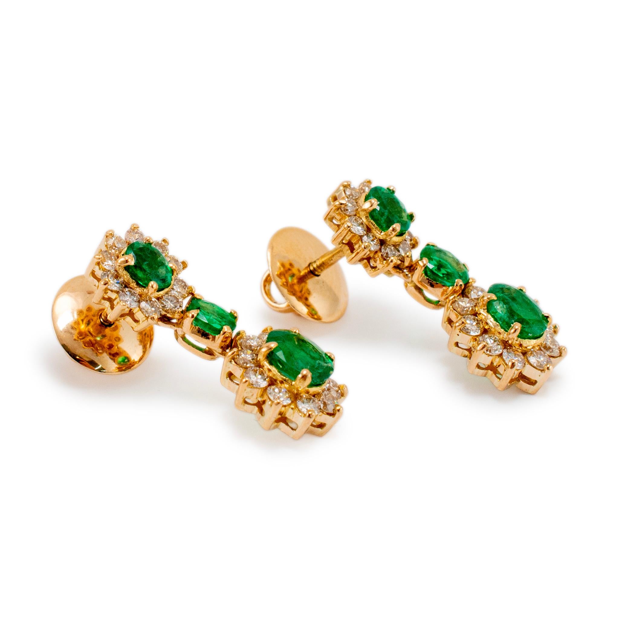 Gender: Ladies

Metal Type: 18K Yellow Gold

Length: 1.00 inches

Width: 10.00 mm tapering to 8.50 mm

Weight: 9.18 grams

One pair of ladies 18K yellow gold diamond and emerald drop earrings with screw backs. The metal was tested and determined to
