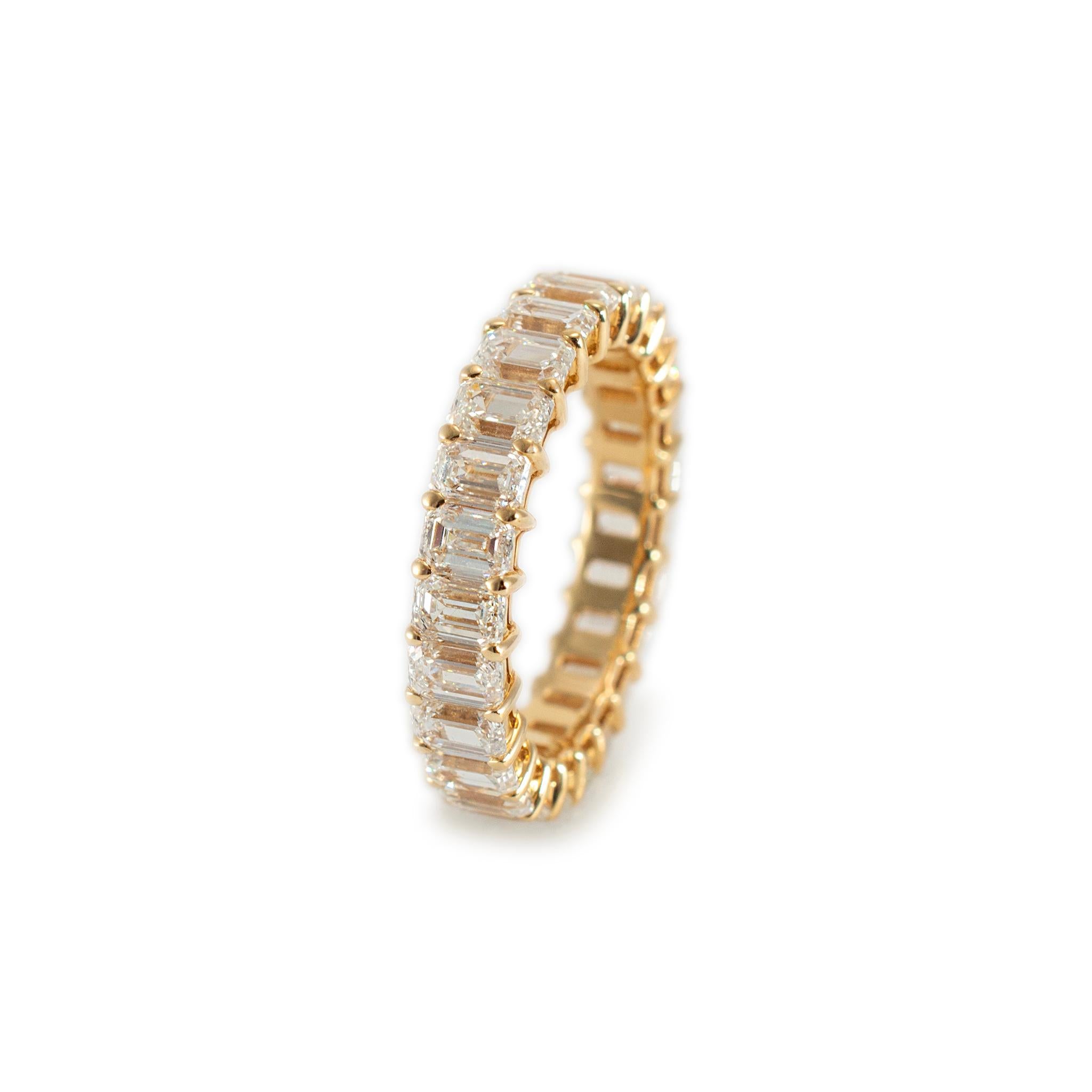 Ladies 18K Yellow Gold Full Eternity Emerald Cut Diamond Wedding Band In Excellent Condition For Sale In Houston, TX