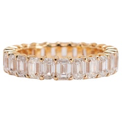 Damen-Ehering aus 18 Karat Gelbgold mit Smaragdschliff und Diamant im Smaragdschliff in voller Eternity