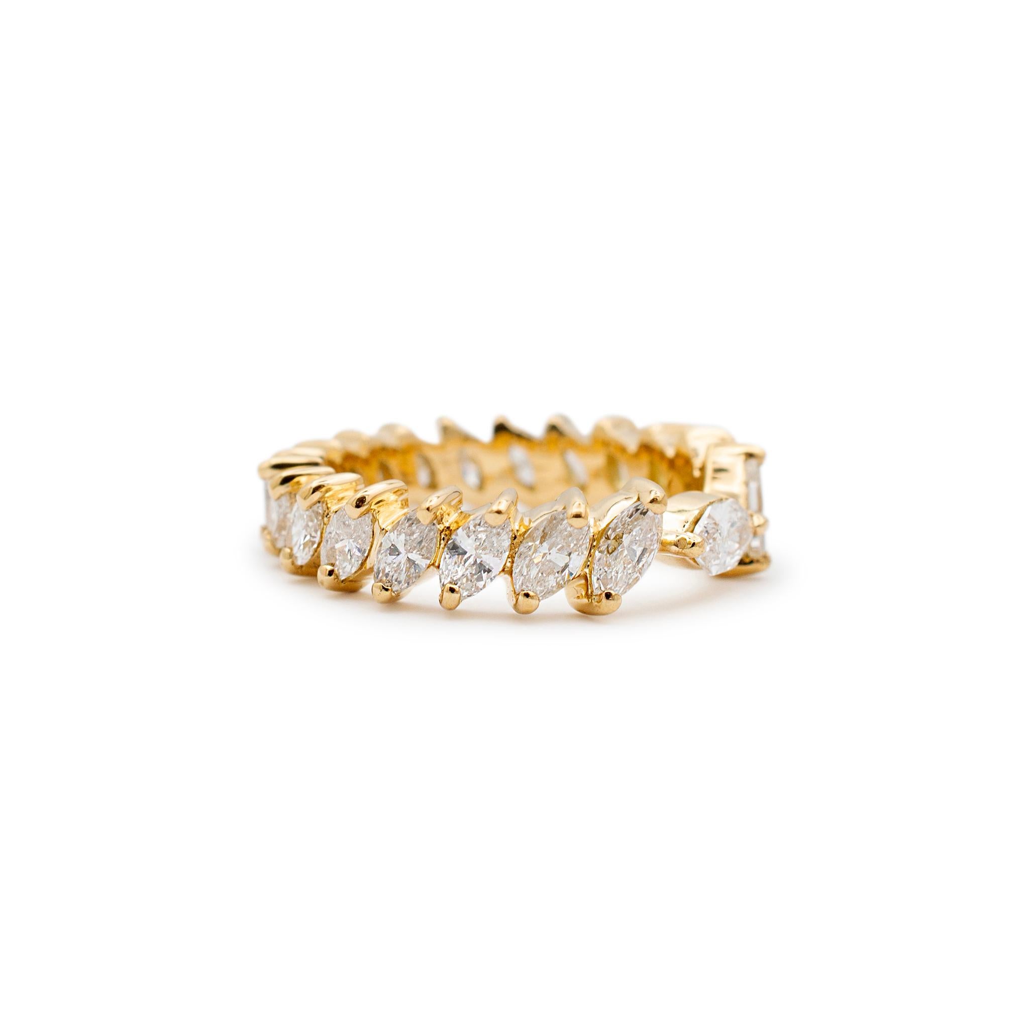 Damen-Ehering aus 18 Karat Gelbgold mit Voll-Eternity-Marquee-Diamant im Zustand „Hervorragend“ im Angebot in Houston, TX