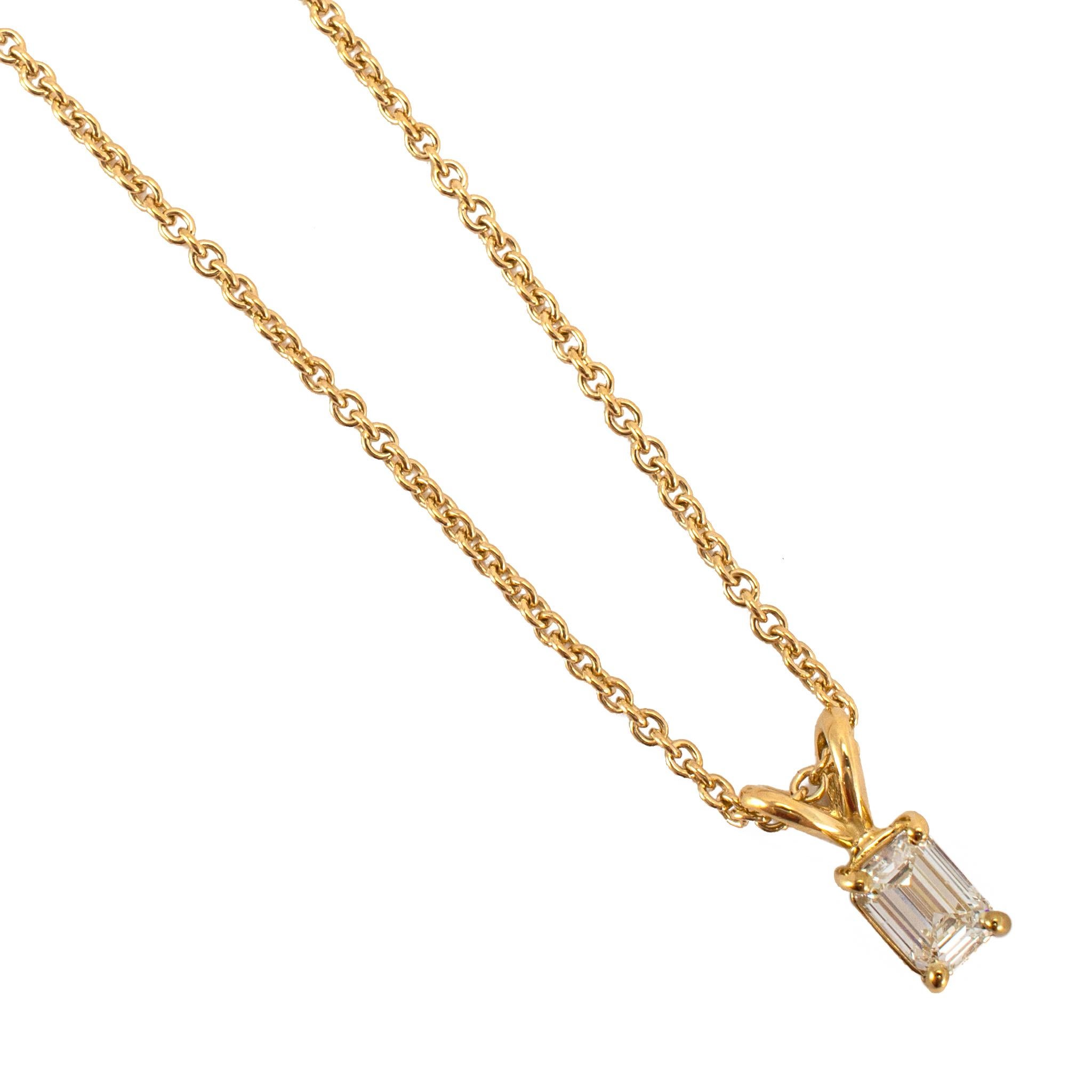 Taglio smeraldo Collana da donna in oro giallo 18K GIA 0.50ct Emerald Cut 4 Prong Solitaire in vendita