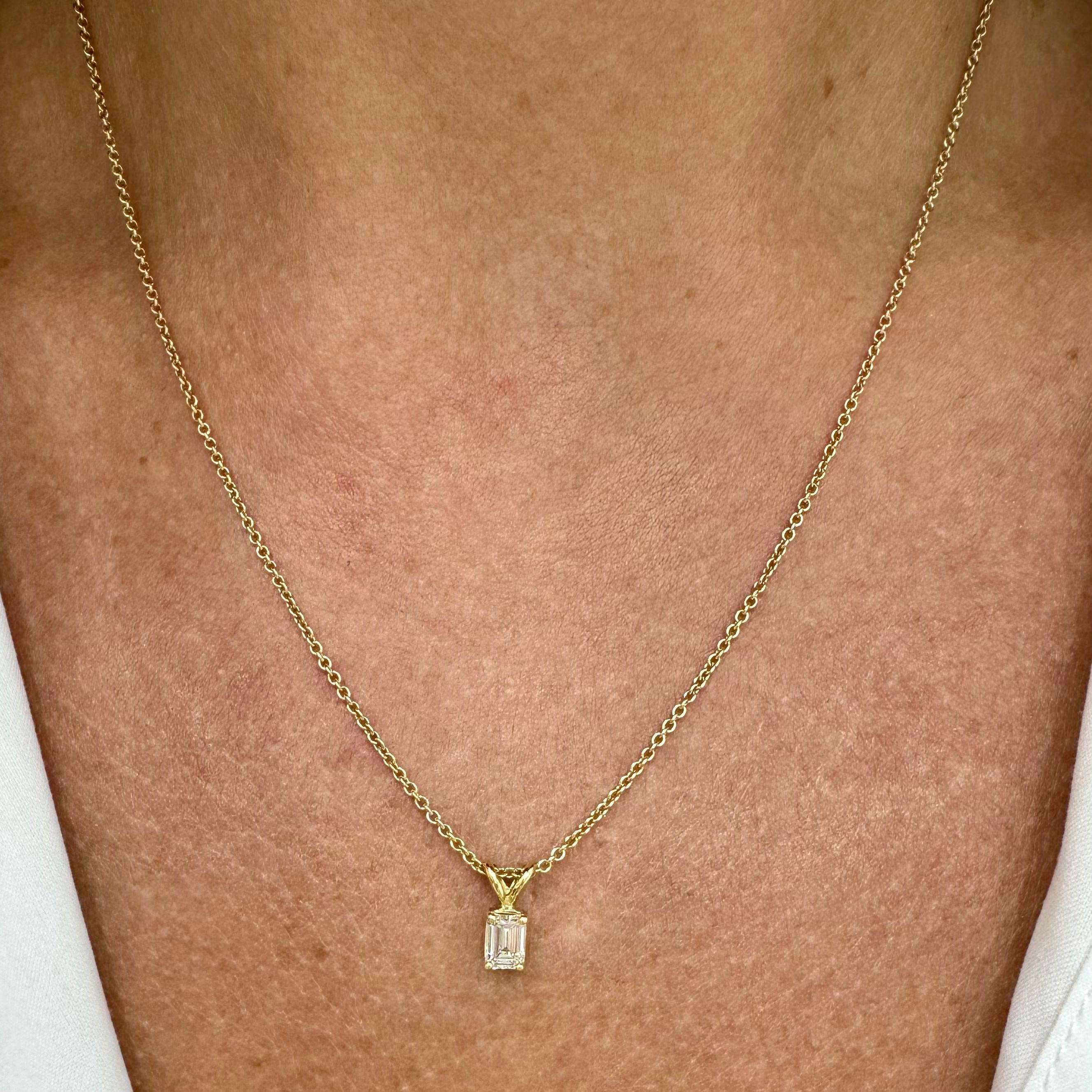 Collana da donna in oro giallo 18K GIA 0.50ct Emerald Cut 4 Prong Solitaire in vendita 2