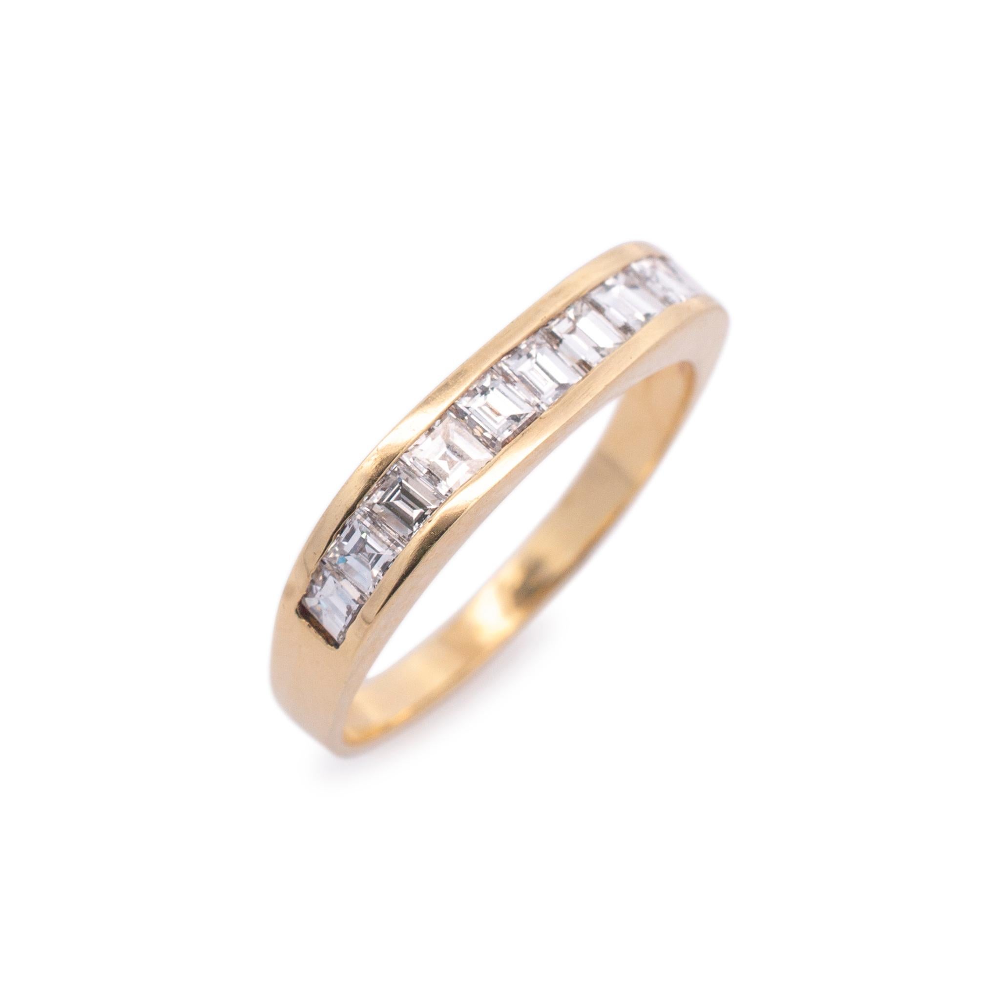 Geschlecht: Damen
Metall Typ: 18K Gelbgold
Größe (US): 6
Breite: 3,75 mm, verjüngt auf 2,00 mm
Gewicht: 2,60 Gramm

Damenband aus 18 Karat Gelbgold mit polierten Diamanten und flachem Schenkel. Graviert mit 