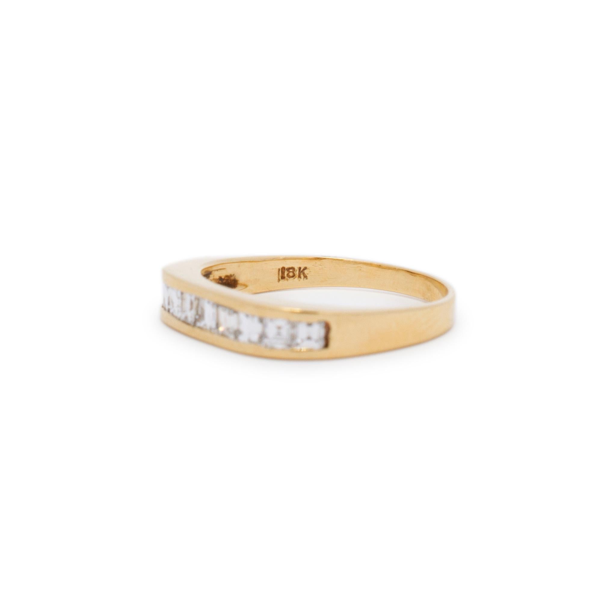 Damen-Ehering aus 18 Karat Gelbgold mit unsichtbarem Baguette-Diamant im Zustand „Hervorragend“ in Houston, TX