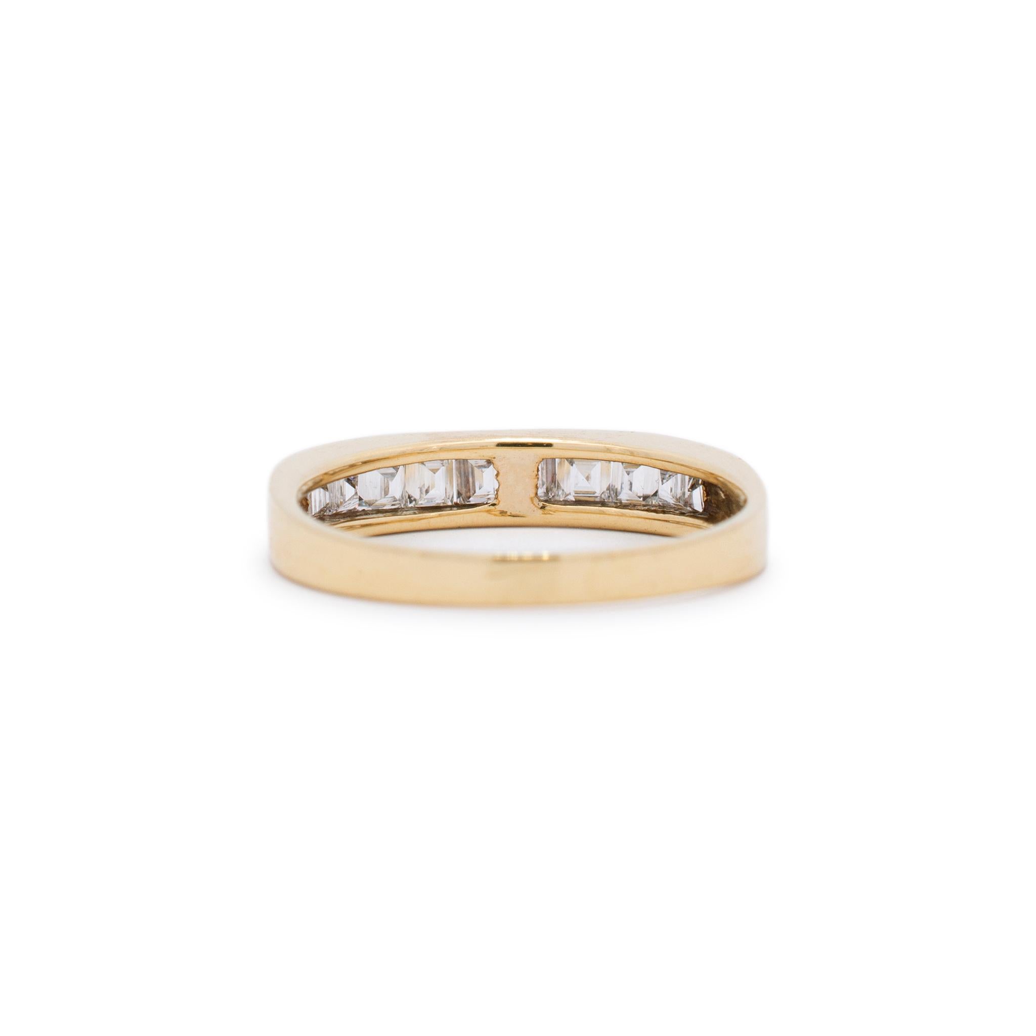 Damen-Ehering aus 18 Karat Gelbgold mit unsichtbarem Baguette-Diamant 2