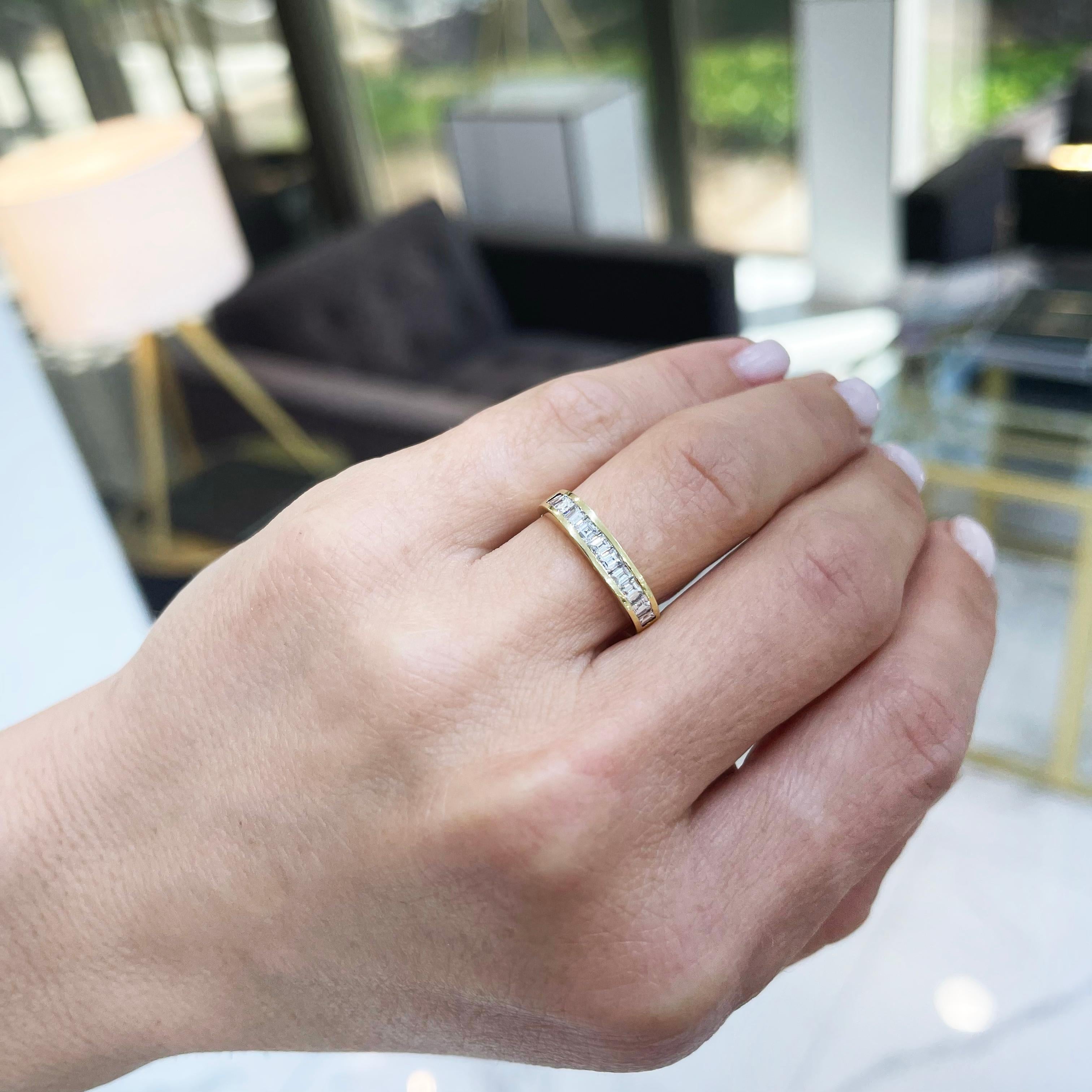 Damen-Ehering aus 18 Karat Gelbgold mit unsichtbarem Baguette-Diamant 3