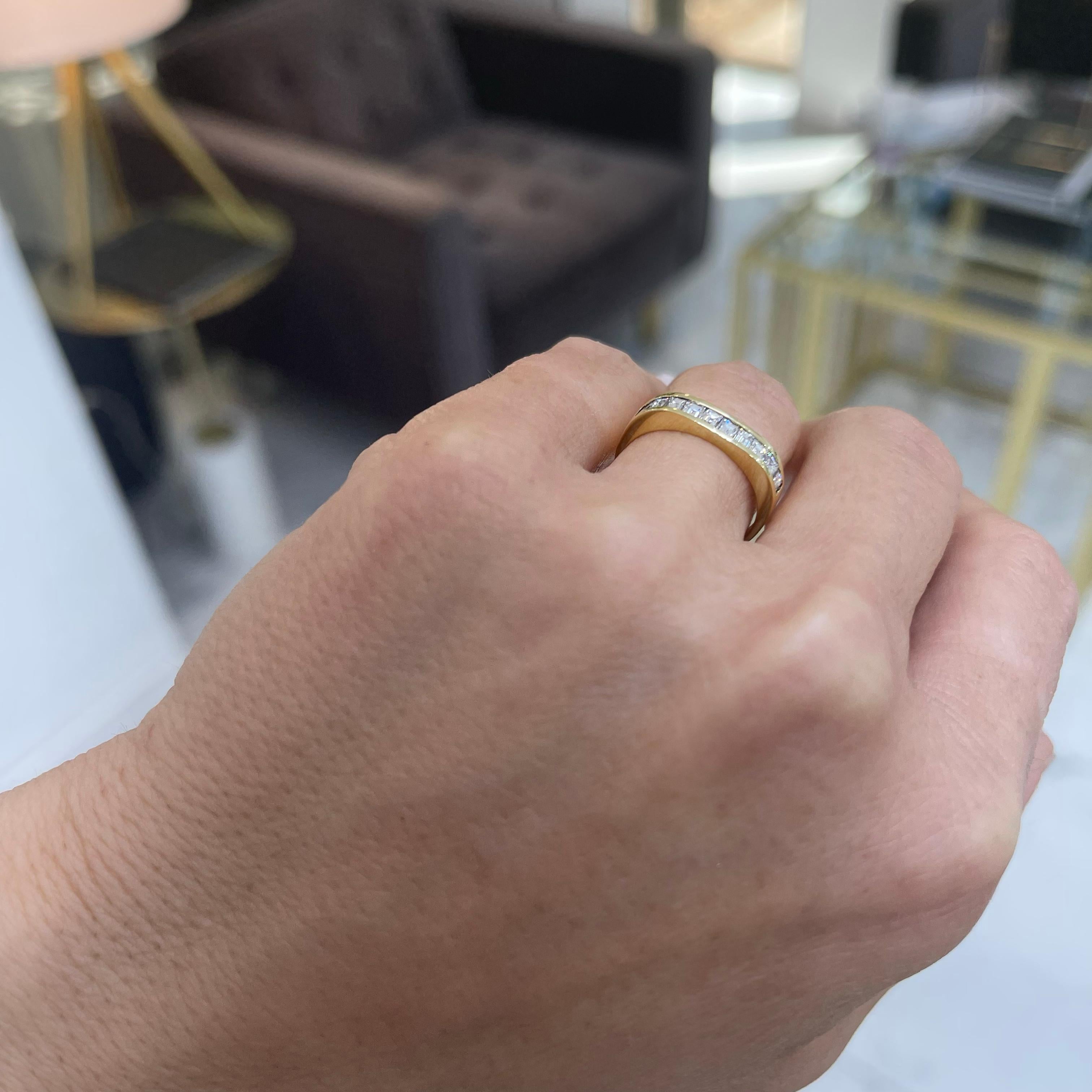 Damen-Ehering aus 18 Karat Gelbgold mit unsichtbarem Baguette-Diamant 4