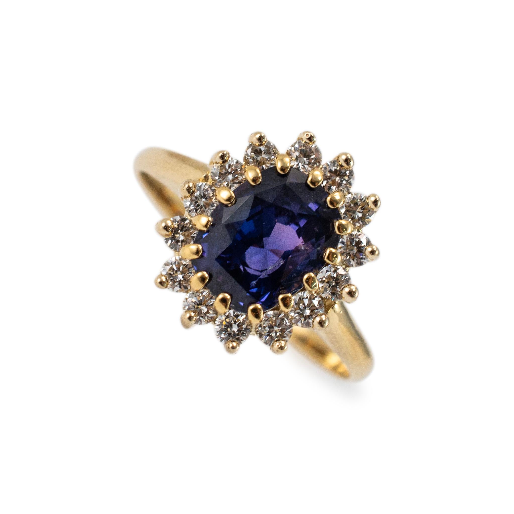 Genre : Mesdames

Type de métal : Or jaune 18K

Taille de l'anneau : 7

Poids : 5.14 grammes

Bague de cocktail en or jaune 18K avec halo de diamants et de saphirs, avec une tige demi-ronde. Le métal a été testé et il a été déterminé qu'il