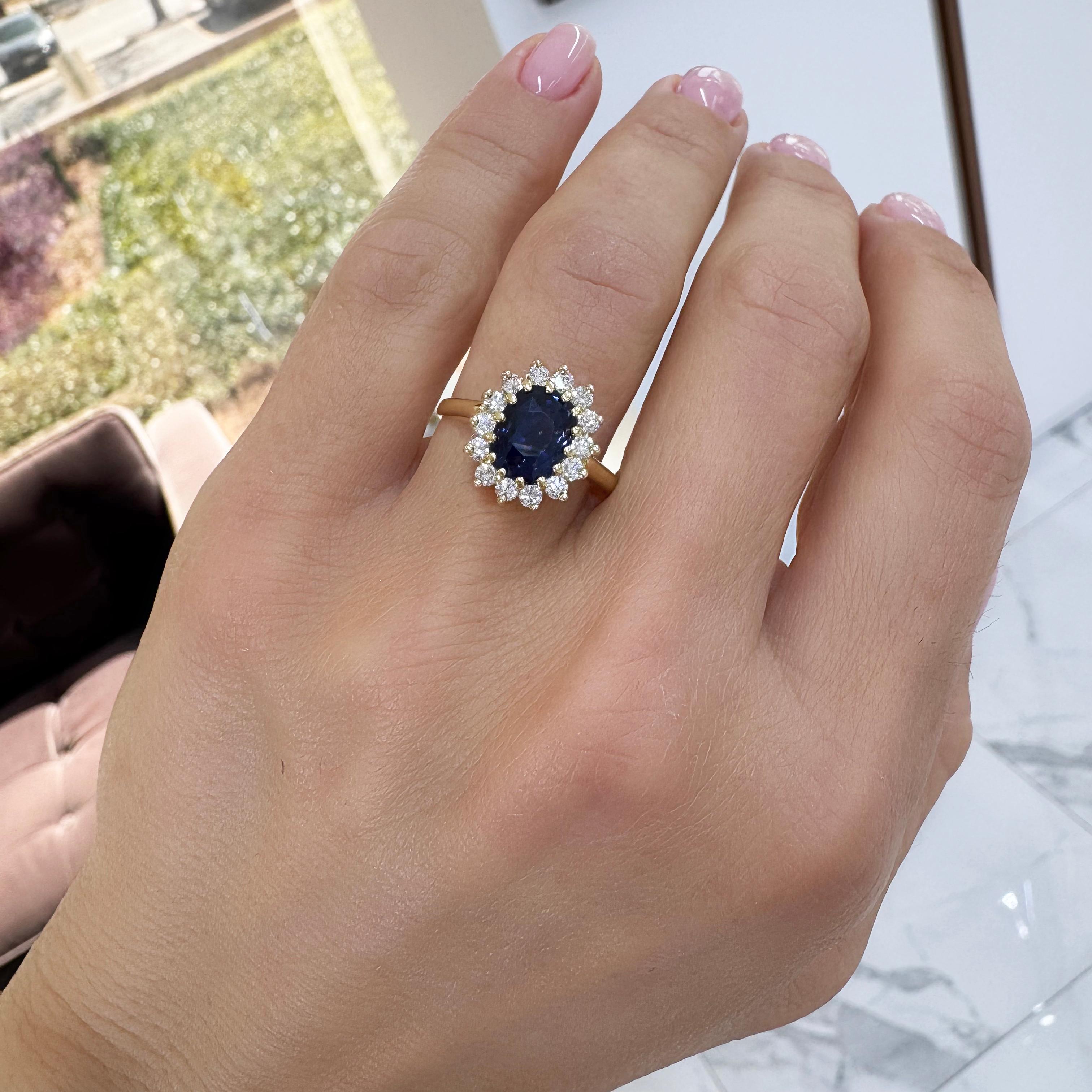Bague cocktail pour femmes en or jaune 18 carats, saphir, halo de diamants en vente 1