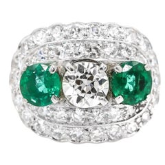 Antiker Damenring aus Platin mit Diamanten und Smaragden