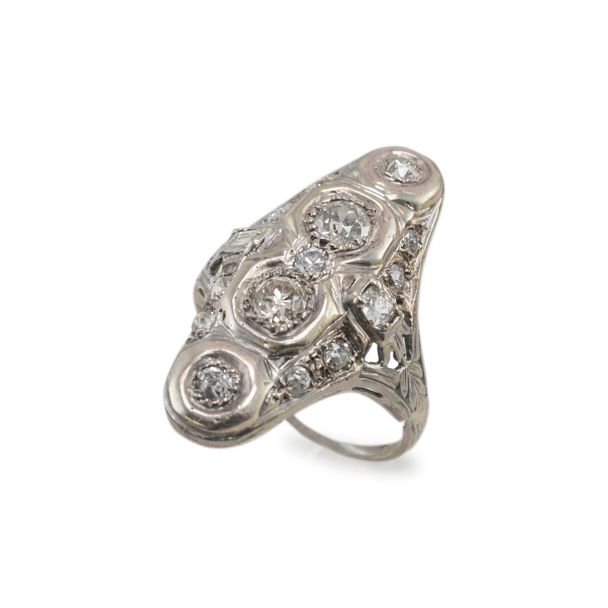 Genre : Mesdames

Type de métal : Or blanc 14K & 10K

Taille de l'anneau : 8

Largeur : 5.90 mm

Poids : 7,7 grammes

Bague de cocktail antique en or blanc à quatre diamants croisés, avec une tige demi-ronde.

La tête mesure 30,00 mm x 17,00