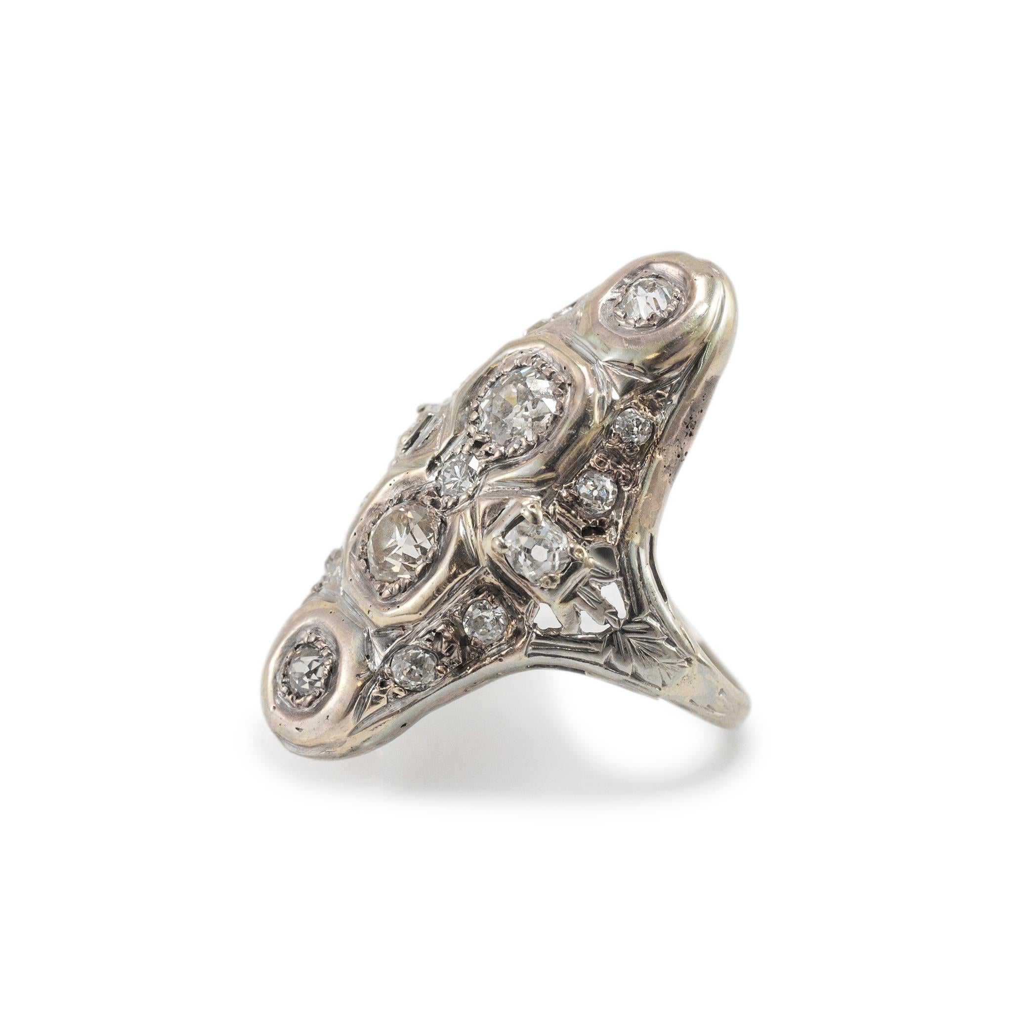 Taille vieille Europe Bague cocktail ancienne européenne et diamants baguettes en vente