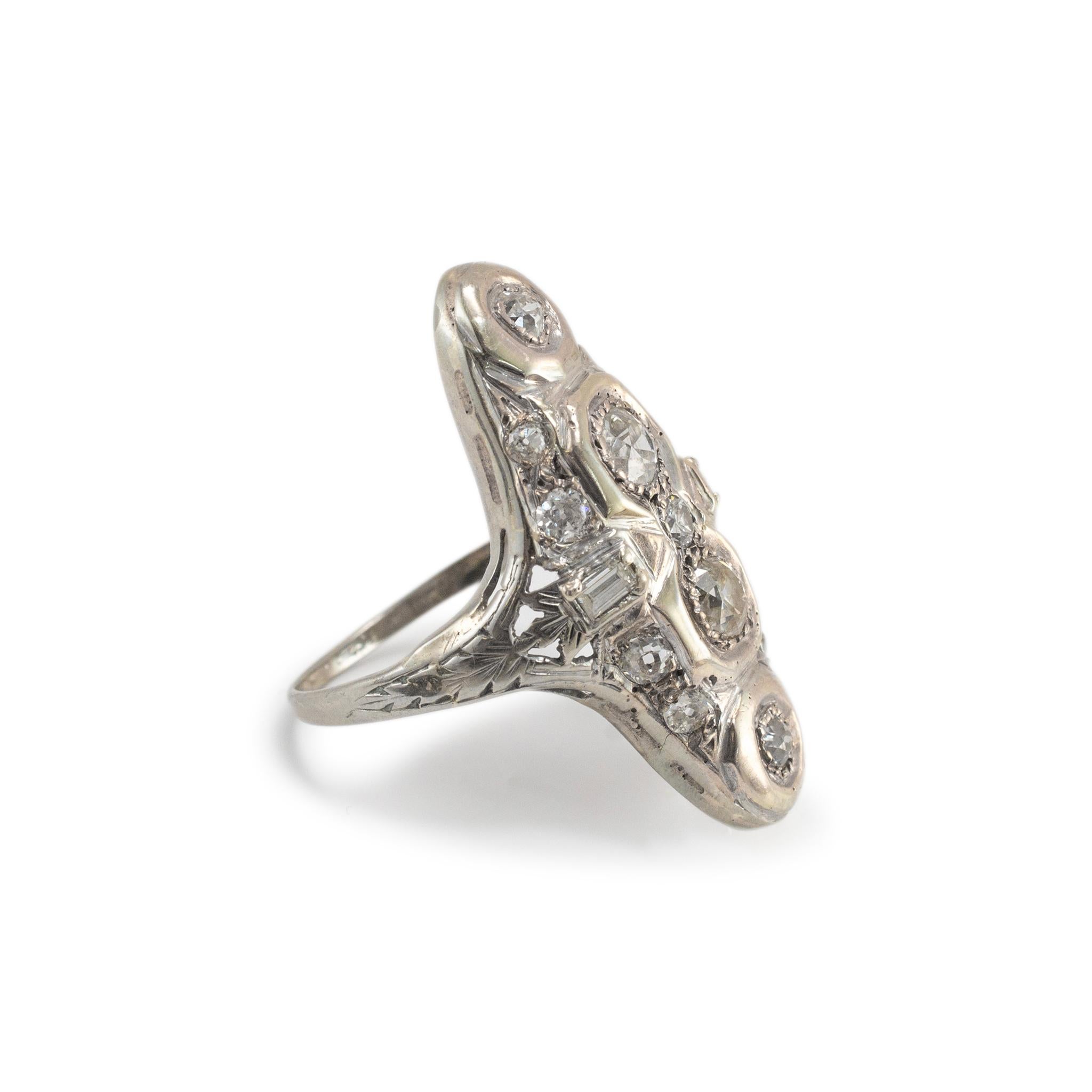 Bague cocktail ancienne européenne et diamants baguettes Excellent état - En vente à Houston, TX
