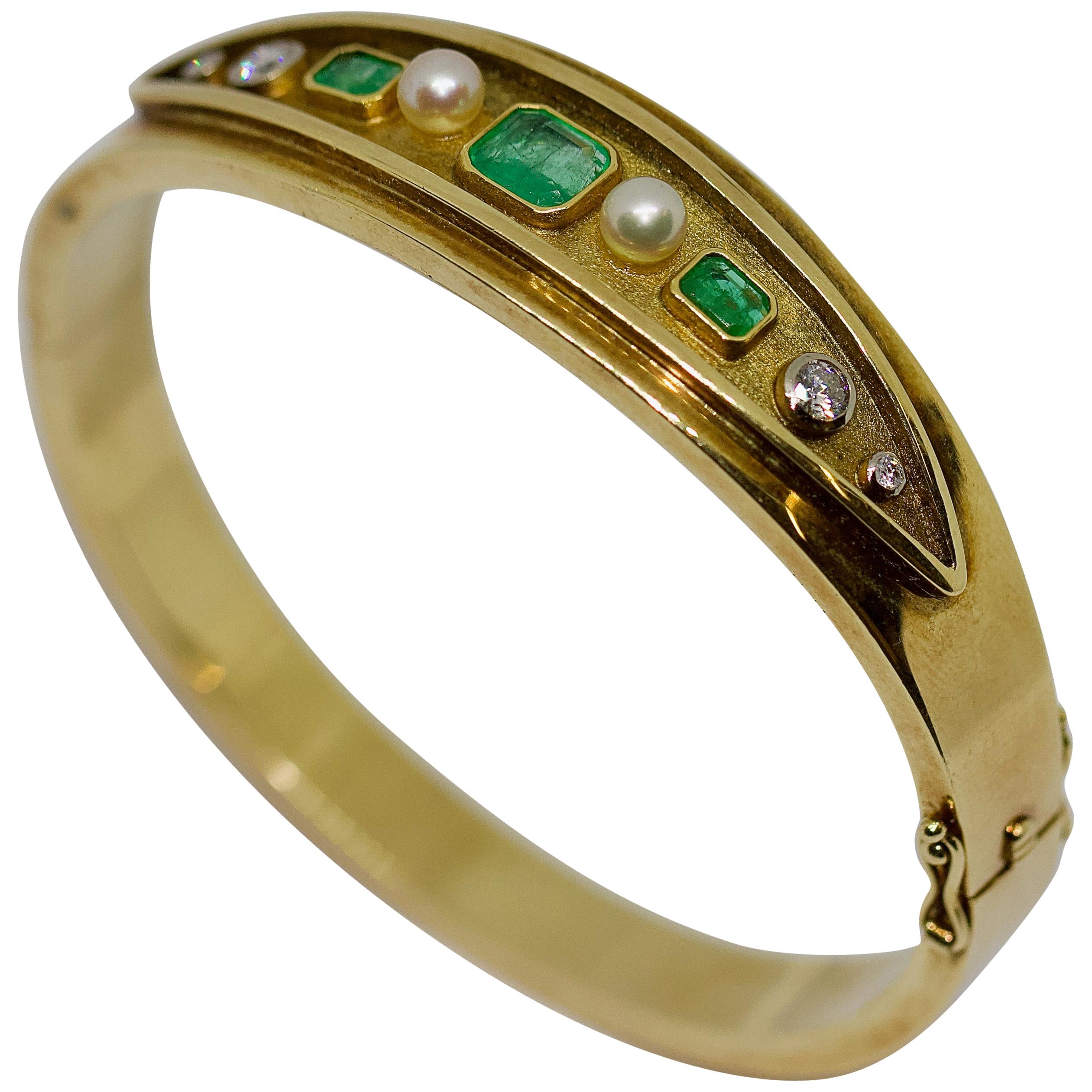 Brazalete de señora, oro de 14 quilates, con esmeraldas, diamantes y perlas