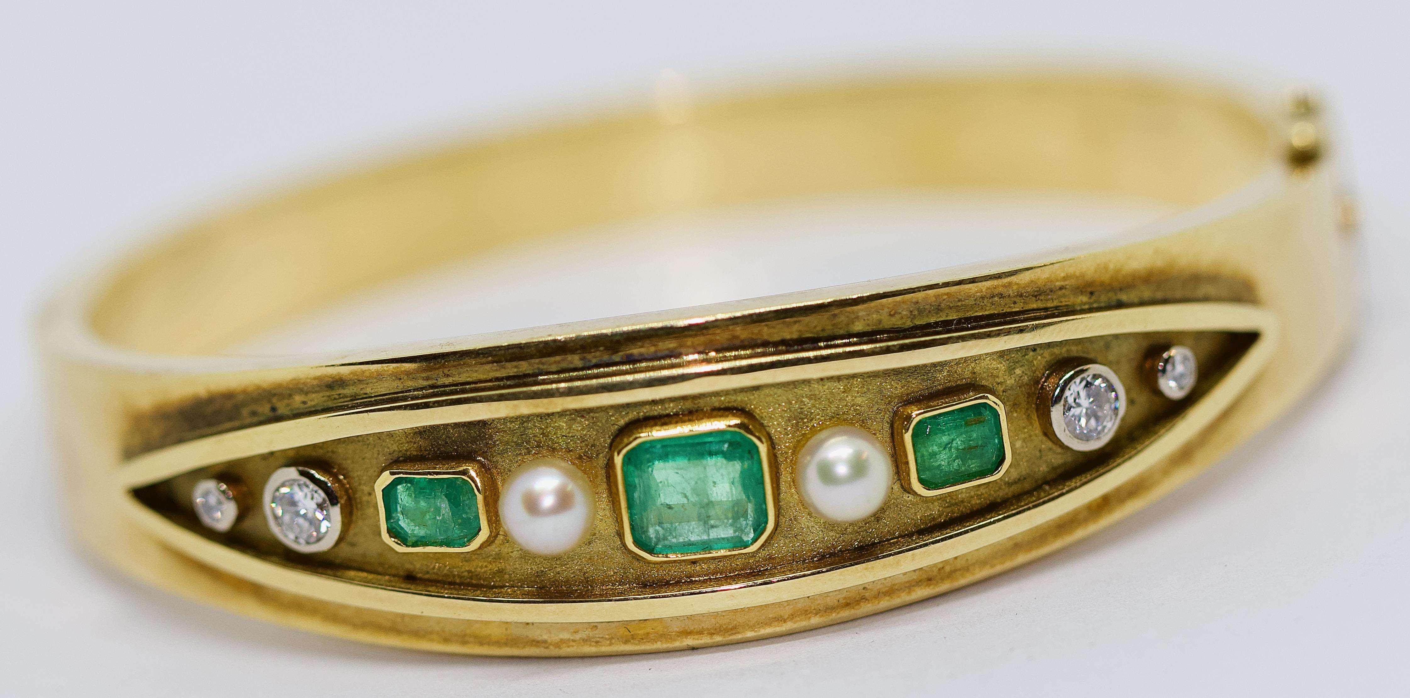 Ladies Bangle, 14K Gold, with Emeralds, Diamonds and Pearls.


Bangle is hallmarked.

Including certificate of authenticity.
