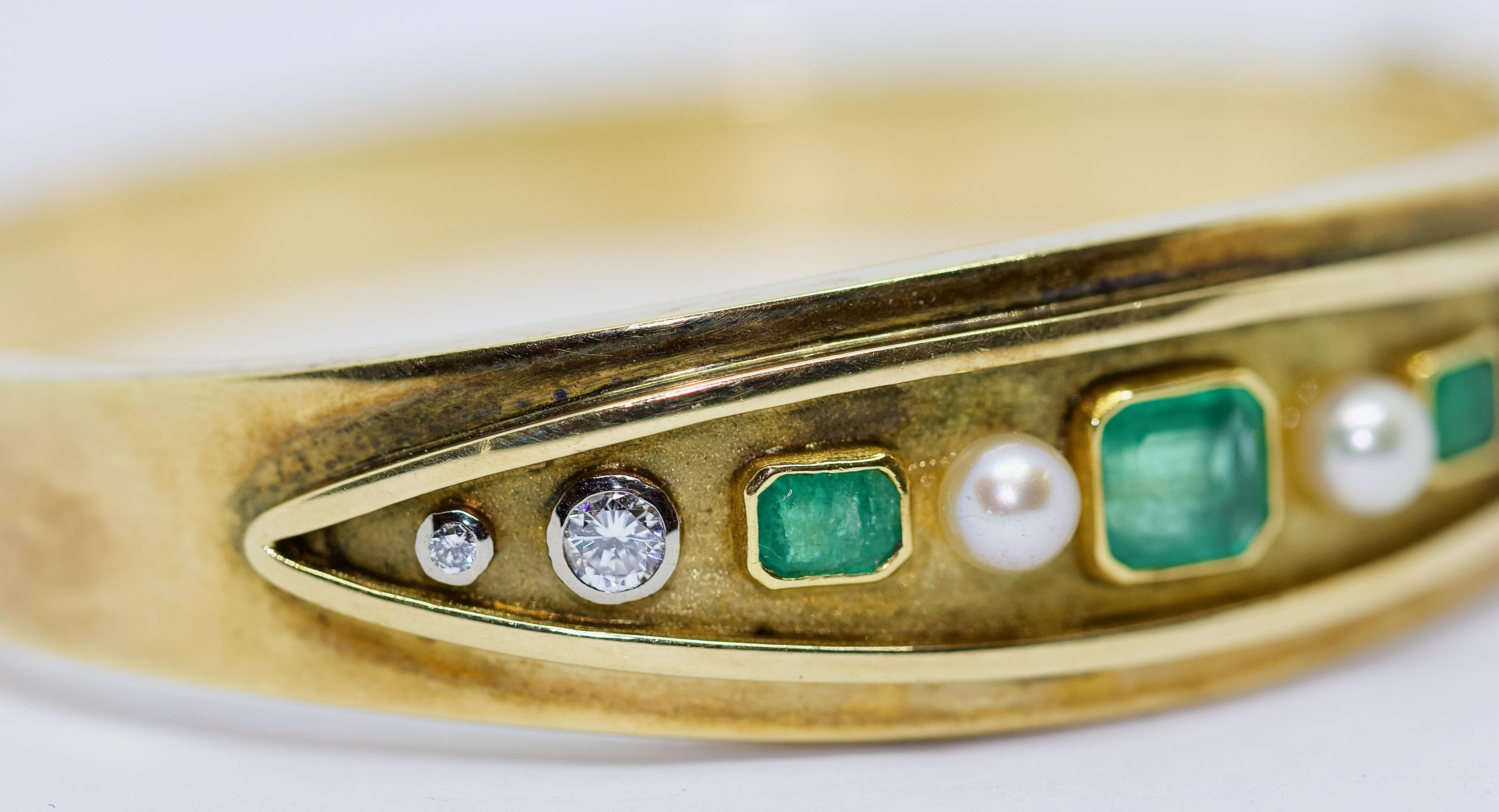 Bracelet jonc pour femme en or 14 carats, avec émeraudes, diamants et perles Bon état - En vente à Berlin, DE