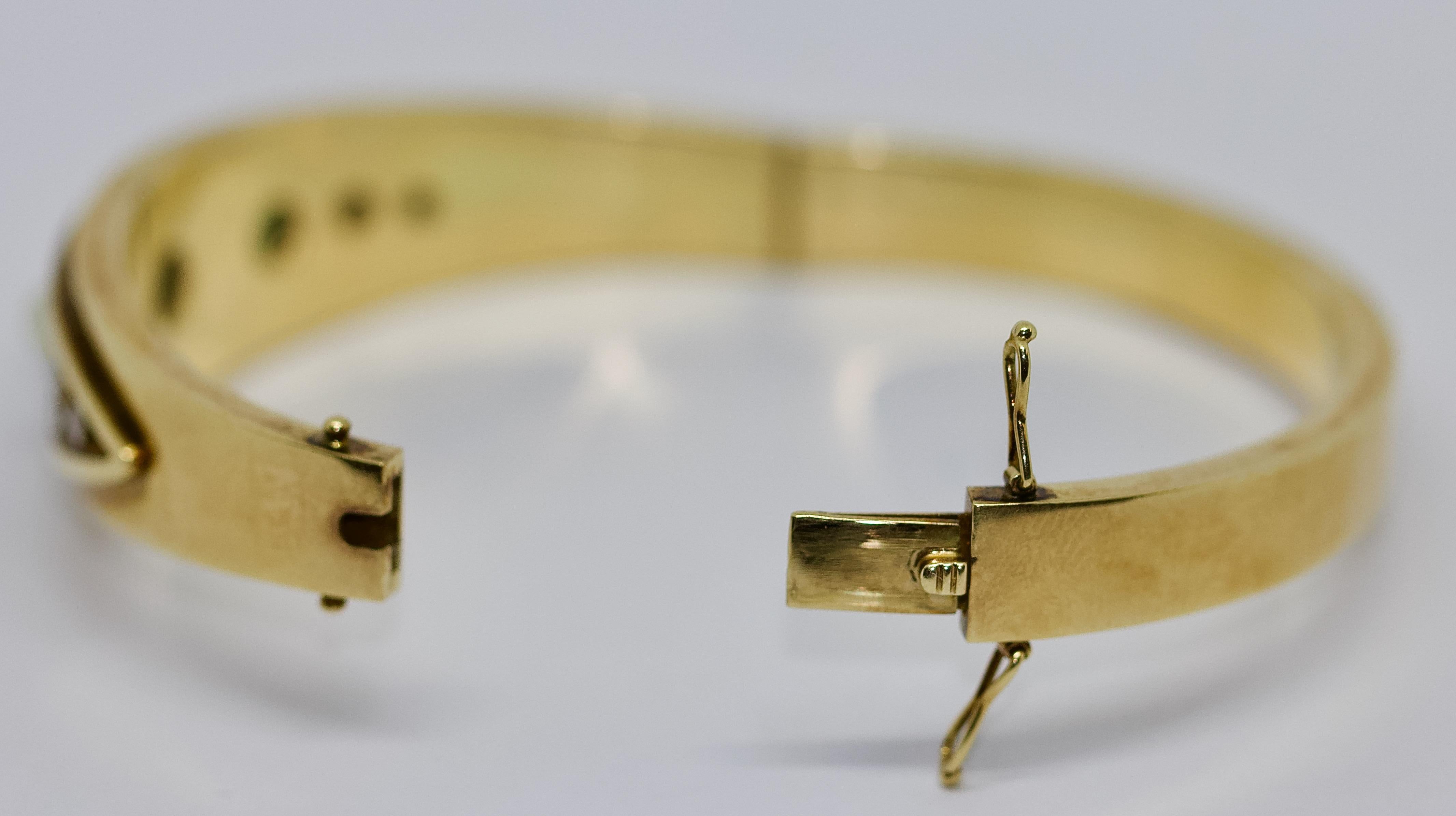 Bracelet jonc pour femme en or 14 carats, avec émeraudes, diamants et perles en vente 2