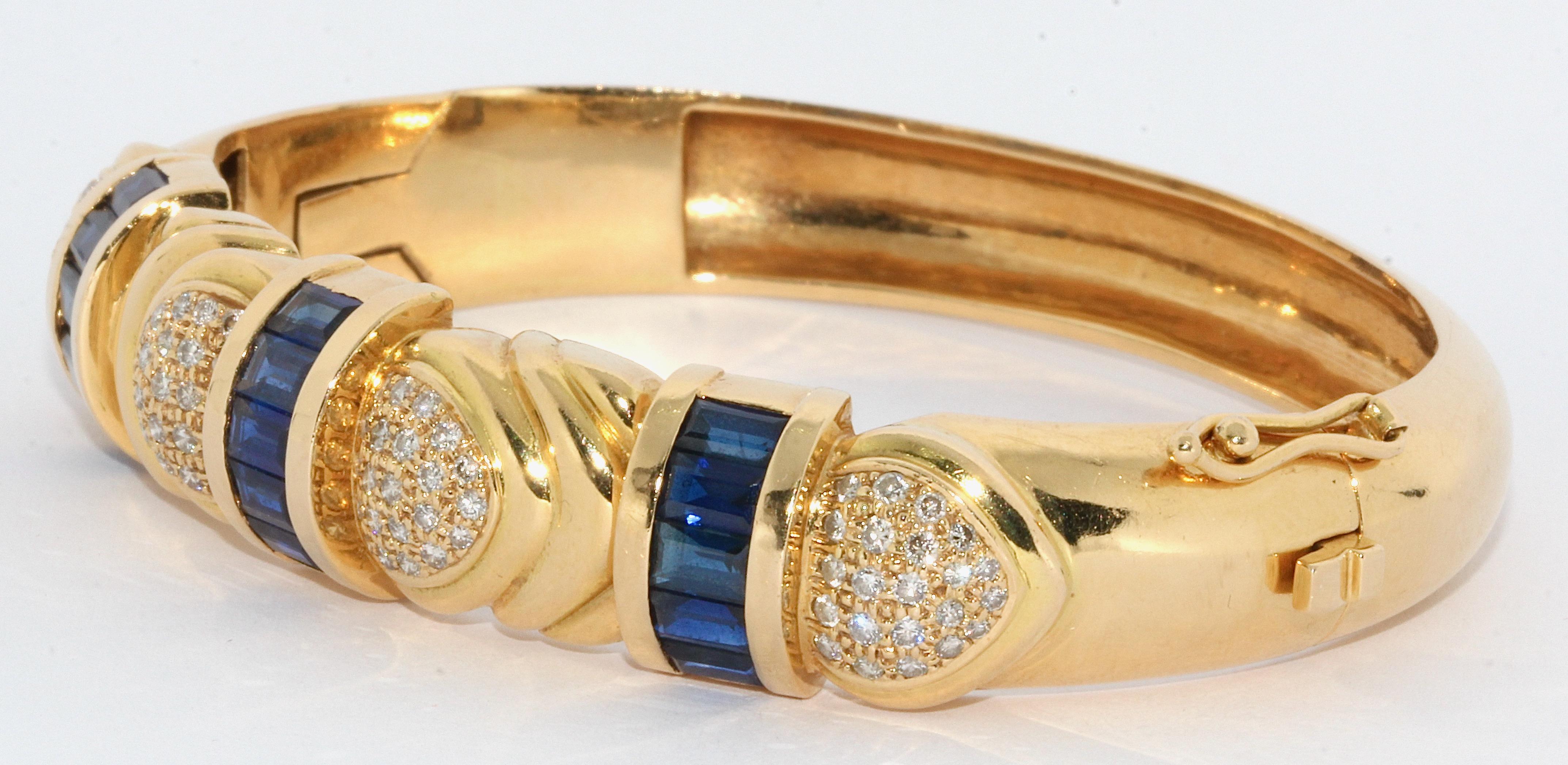 Damenarmreif:: Armband:: 18 Karat Gold mit blauen Saphiren und weißen Diamanten (Baguetteschliff)