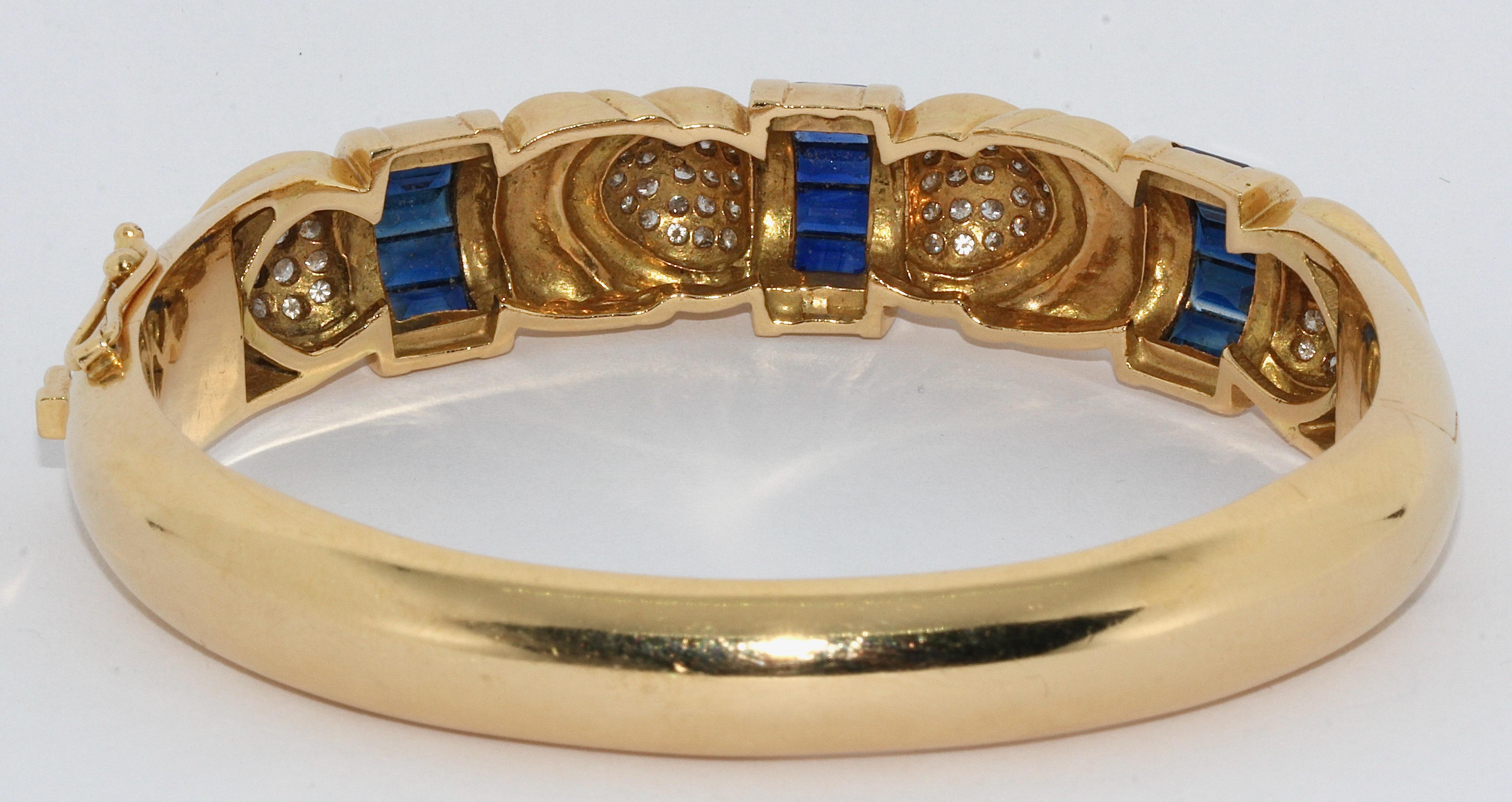 Damenarmreif:: Armband:: 18 Karat Gold mit blauen Saphiren und weißen Diamanten im Zustand „Gut“ in Berlin, DE
