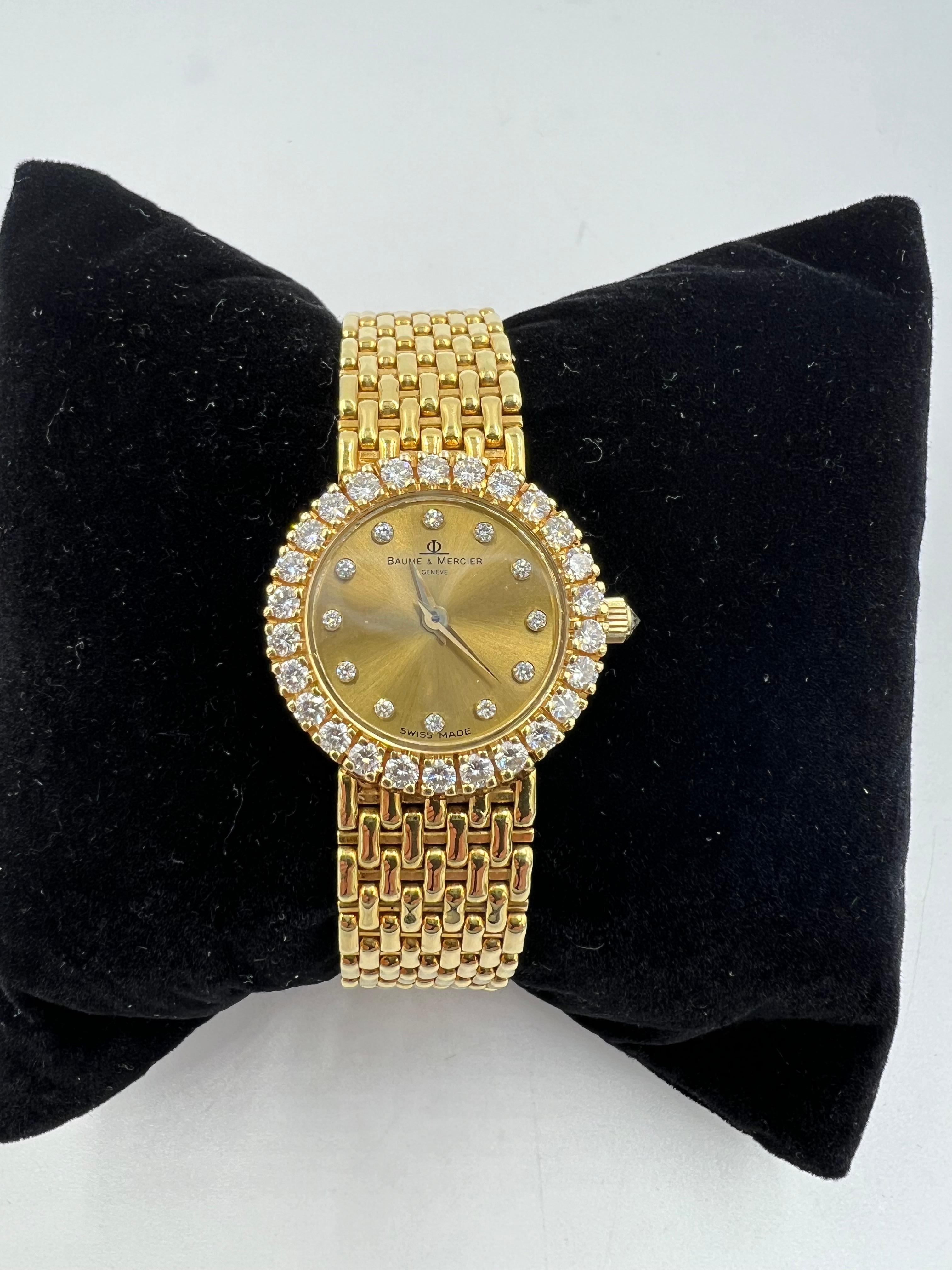 Montre-bracelet pour dames Baume & Mercier en or jaune et diamants, vers les années 1970.

La montre-bracelet pour dames Baume & Mercier en or jaune et diamants est une pièce intemporelle d'élégance et de sophistication. Fabriqué avec précision et