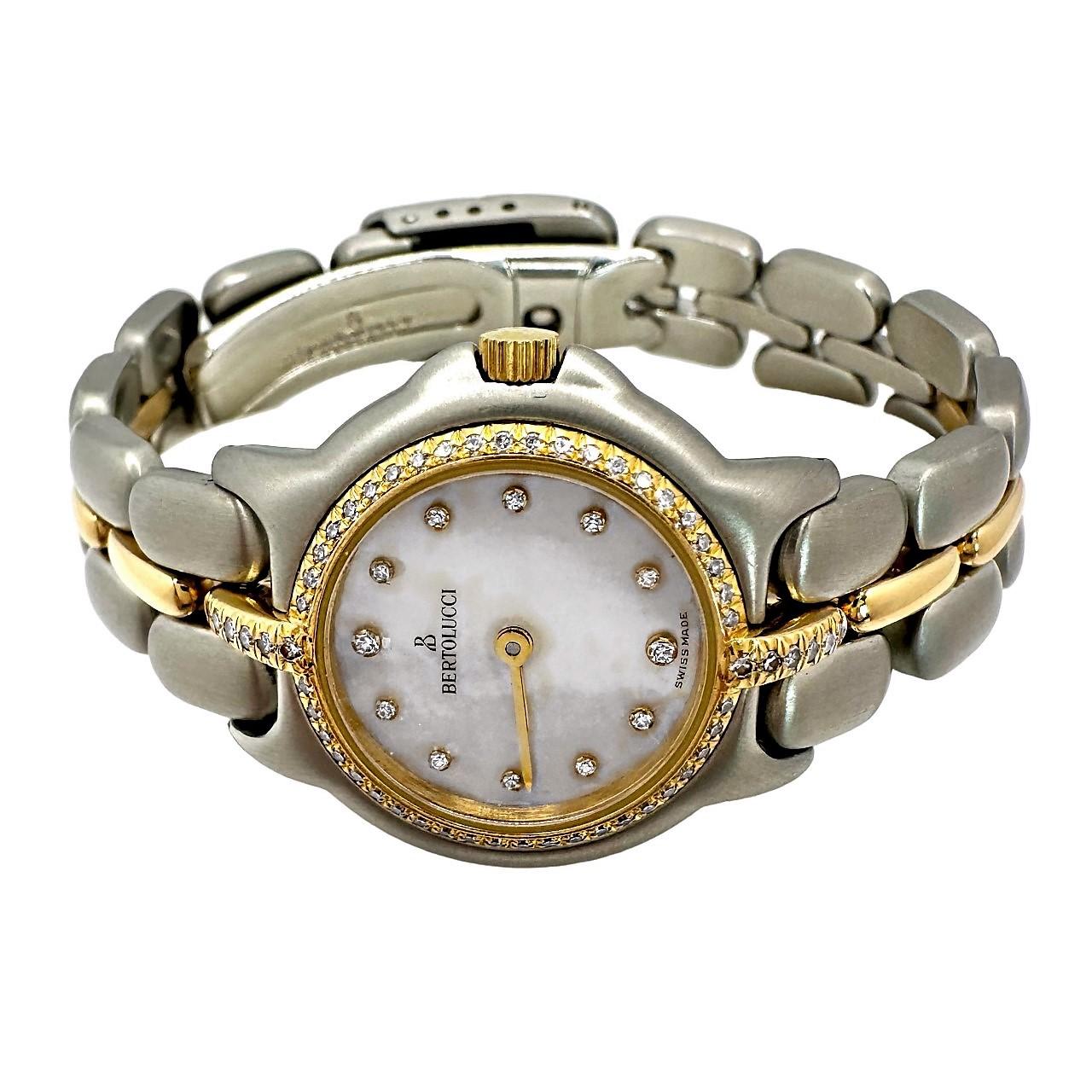 Diese klassische Bertolucci Pulchra Quarz-Armbanduhr gehört zur Spitzenklasse der sportlichen Linie des Unternehmens. Dieses aus Edelstahl und 18 Karat Gelbgold gefertigte Modell ist mit Diamanten auf der Lünette, den Schultern und den