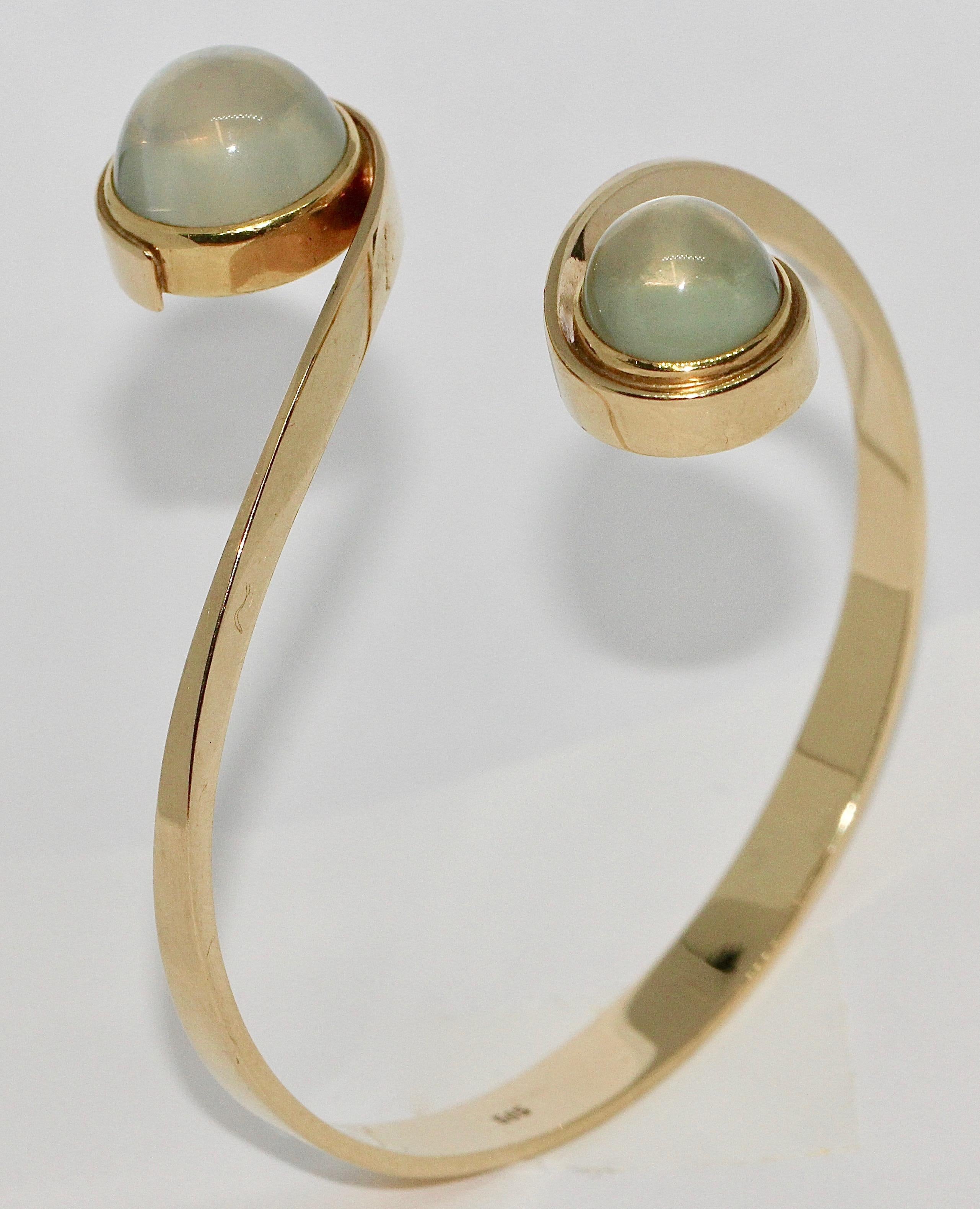 Sehr elegantes Damenarmband, 14 Karat Gold mit Mondsteinen.

Gepunzt.

Den passenden Ring finden Sie auch in unseren Angeboten.
