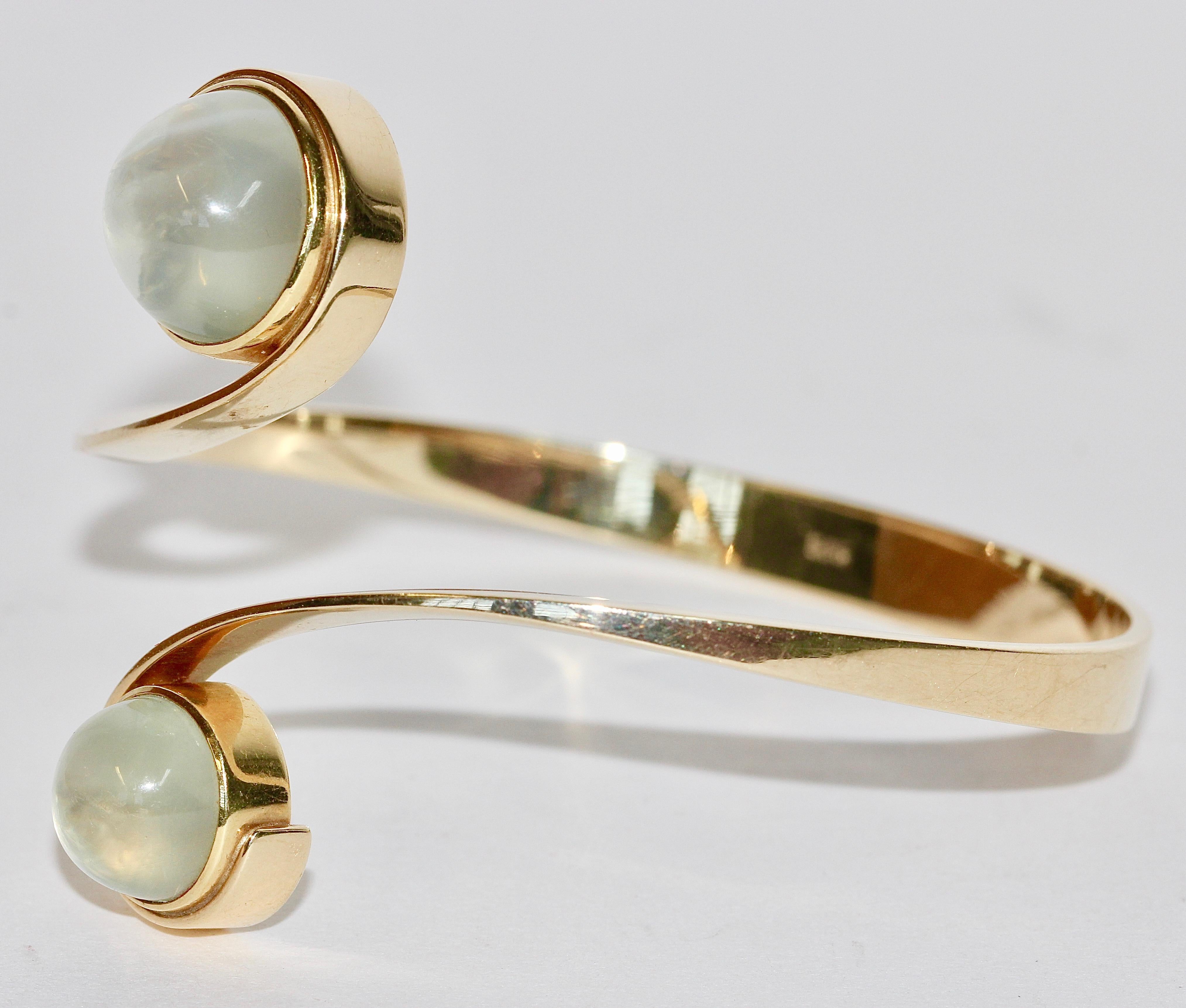 Ladies Bracelet, Bangle, 14 Karat Gold with Moonstones In Good Condition For Sale In Berlin, DE