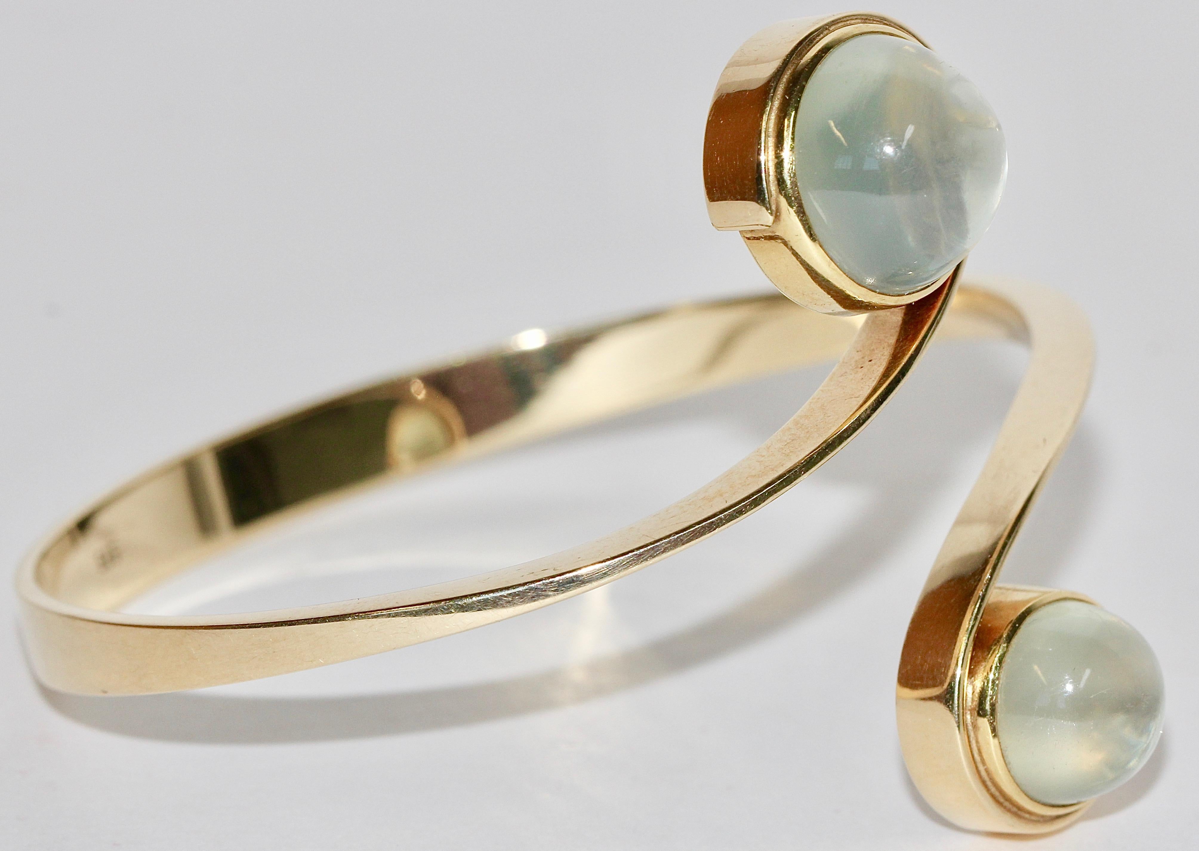 Bracelet, bracelet jonc pour femme en or 14 carats avec pierres de lune Pour femmes en vente