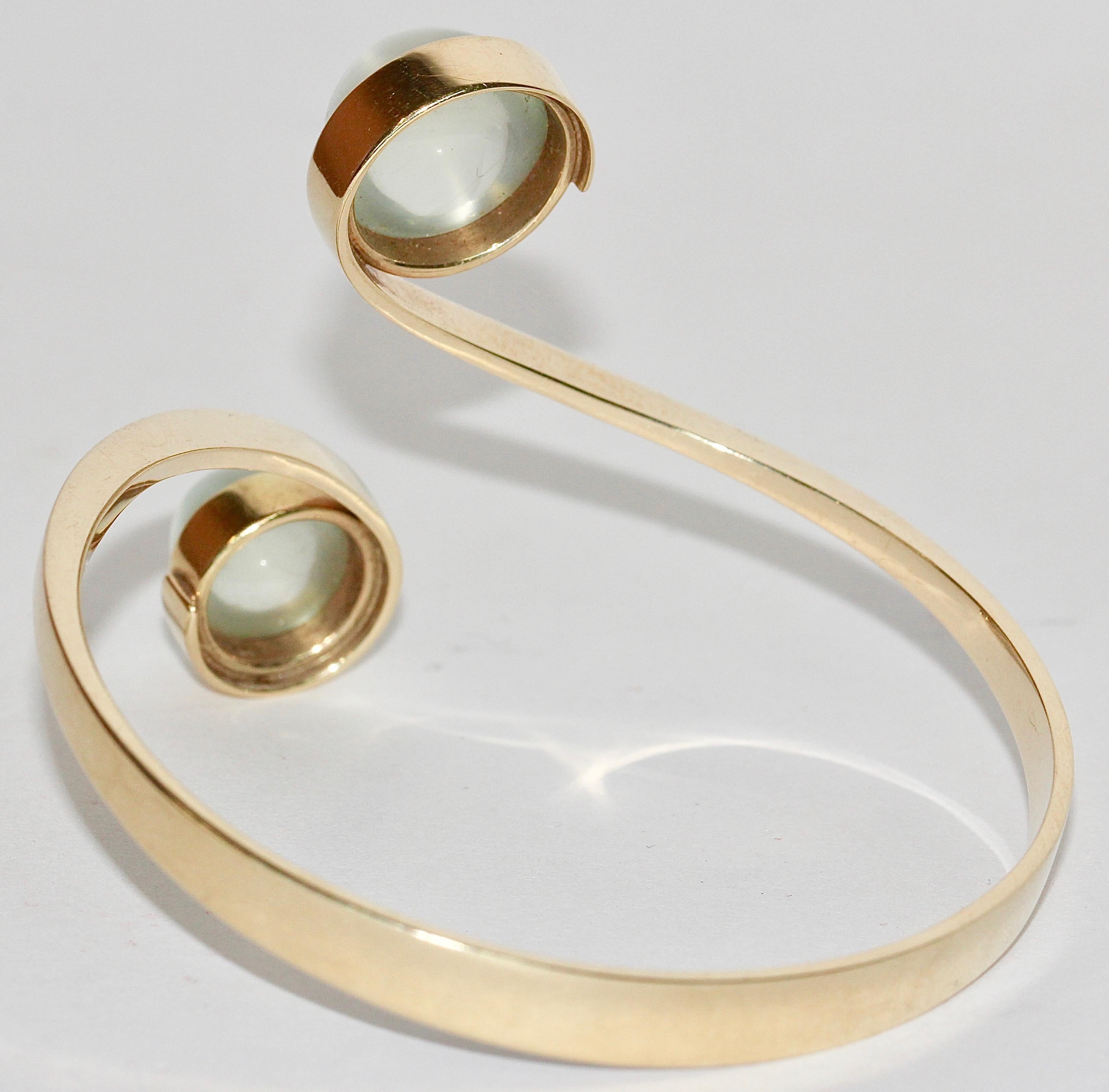 Bracelet, bracelet jonc pour femme en or 14 carats avec pierres de lune en vente 1