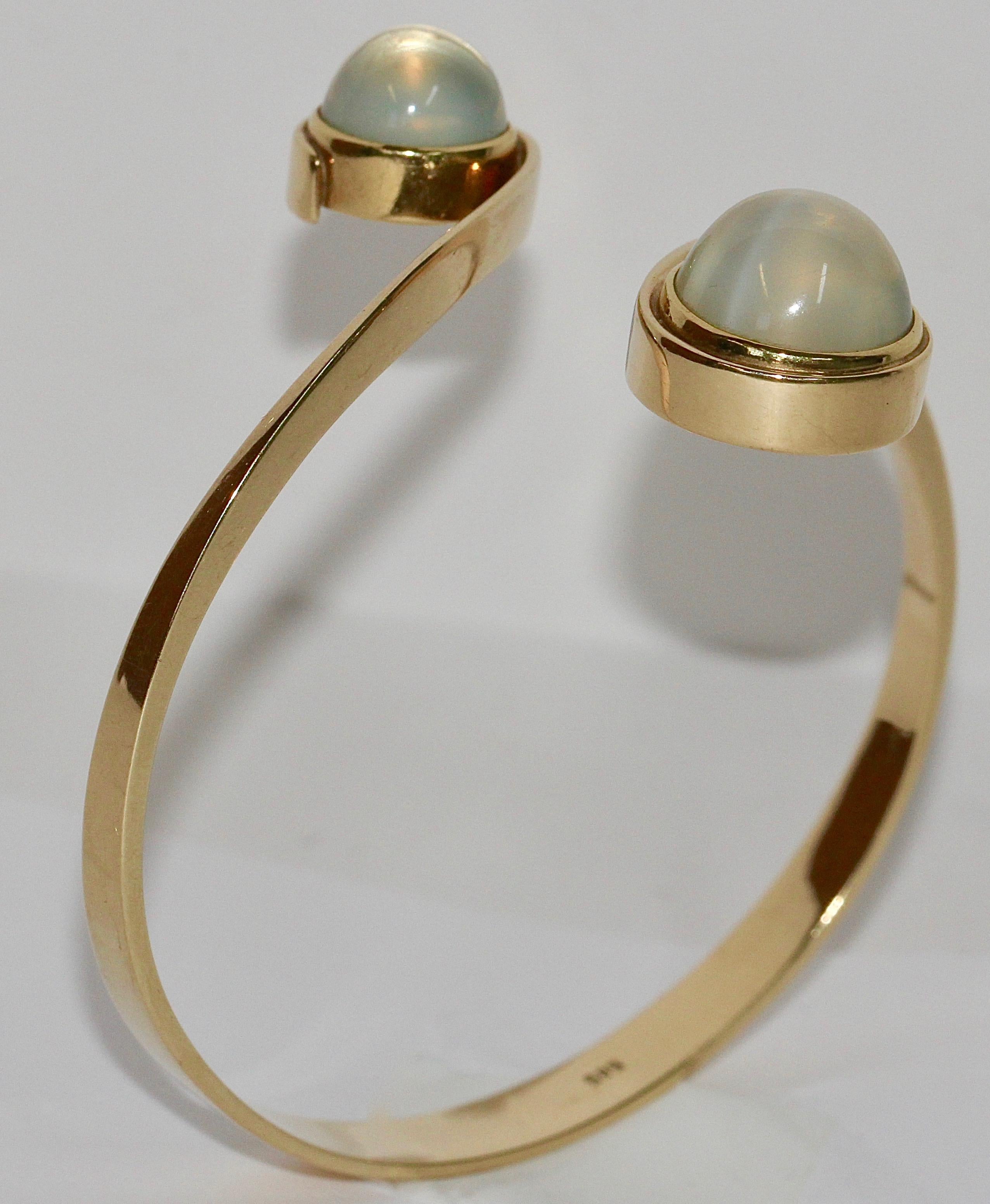 Bracelet, bracelet jonc pour femme en or 14 carats avec pierres de lune en vente 2