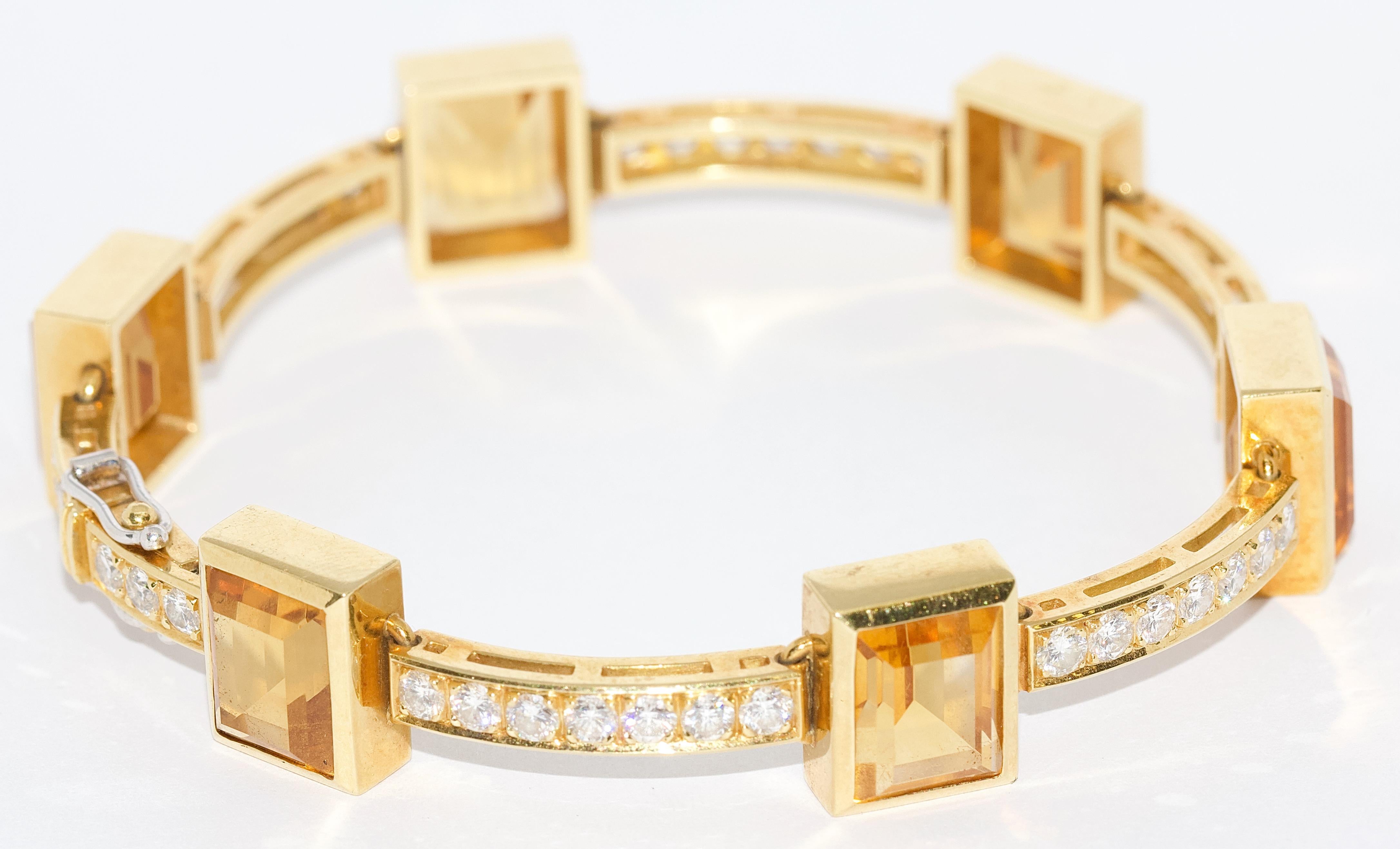 Modern ladies bracelet, in 18 Karat gold, set with citrines and 41 diamonds.

The bracelet is set with 41 round diamonds, Top Wesselton, VVS1 with a total weight of about 2.5 carat and six faceted citrines.

Perfect condition.
Including certificate